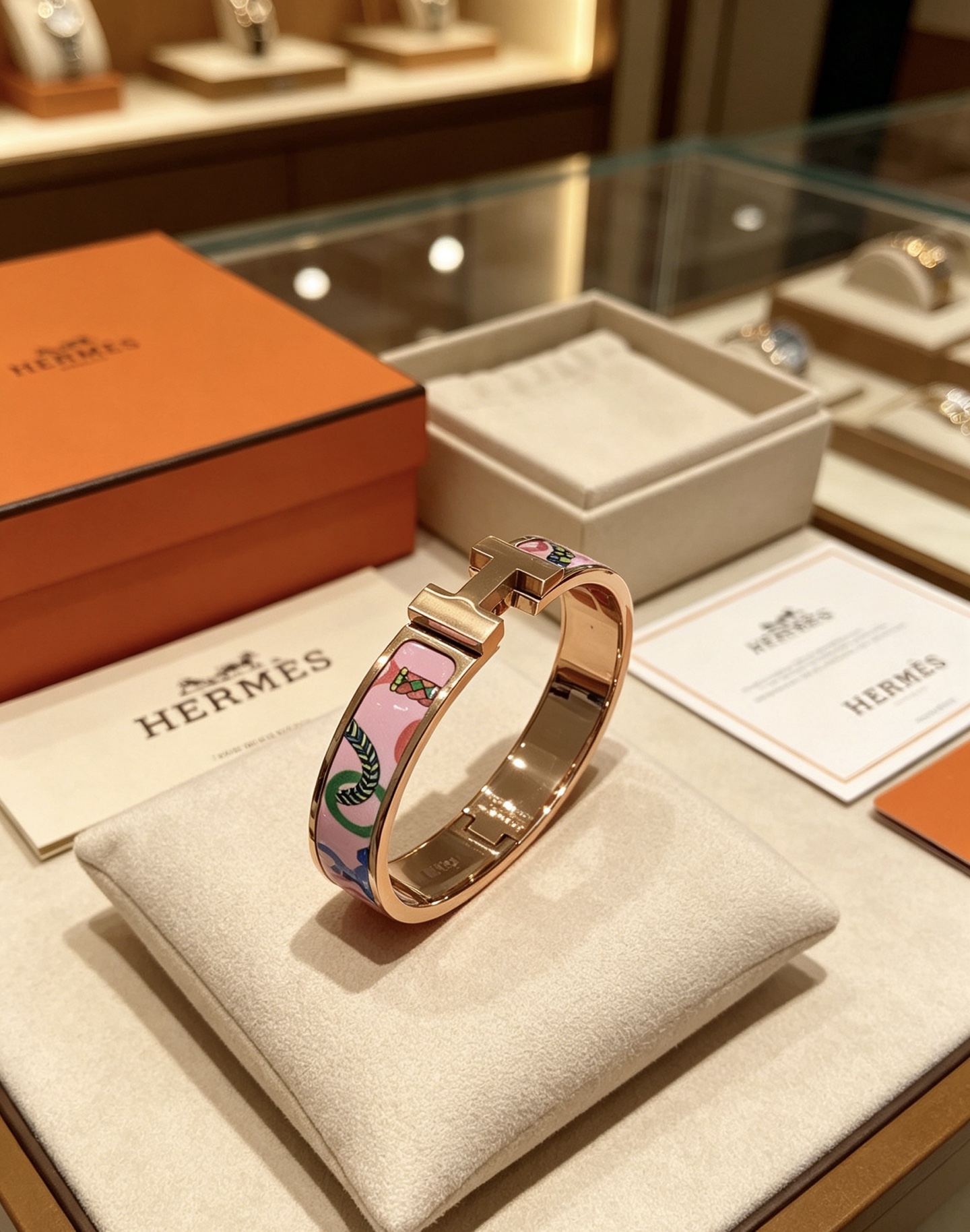 Bracciale Hermes Clic H in metallo color oro rosa con smalto rosa e motivo stampato multicolor 17