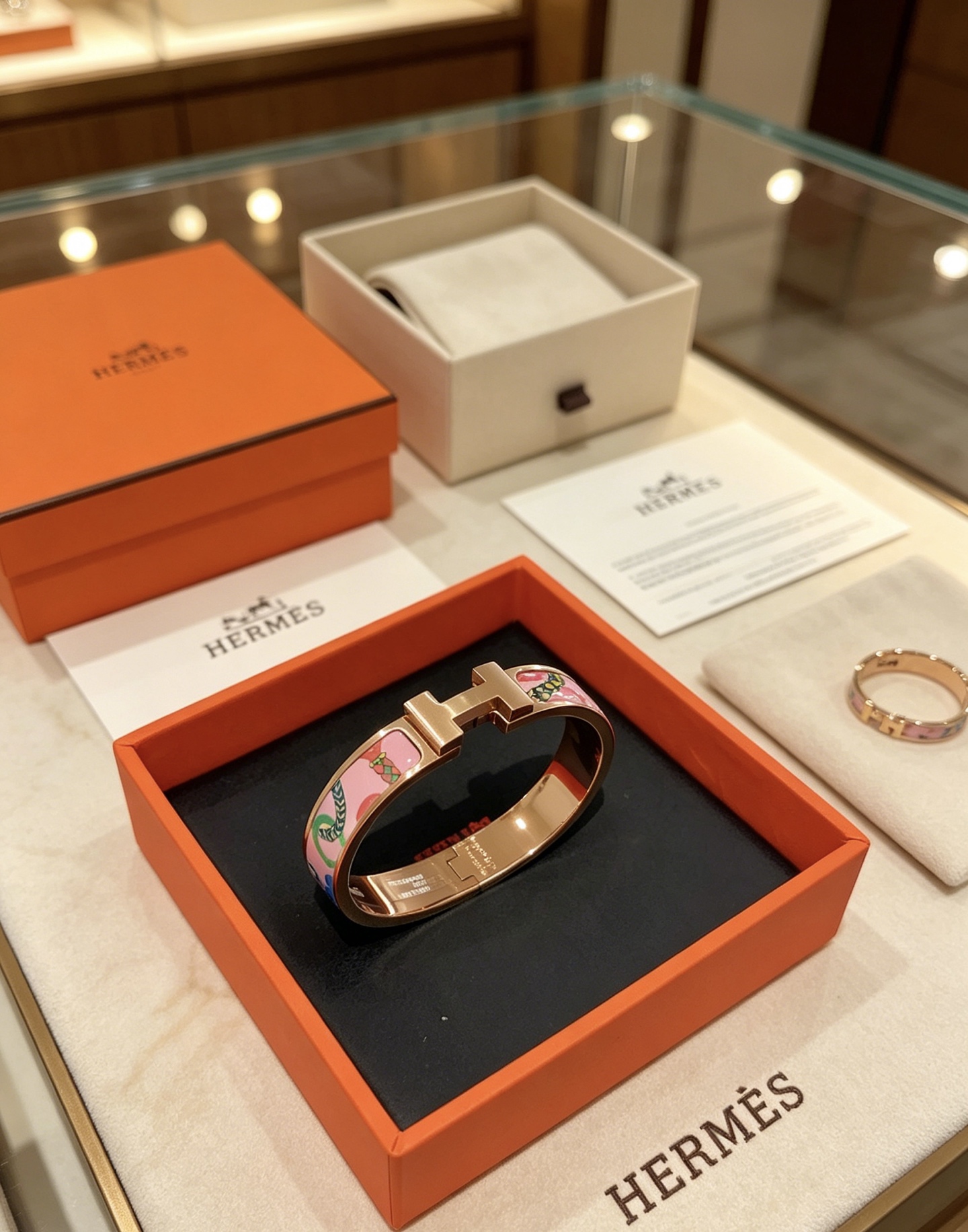 Bracciale Hermes Clic H in metallo color oro rosa con smalto rosa e motivo stampato multicolor 17