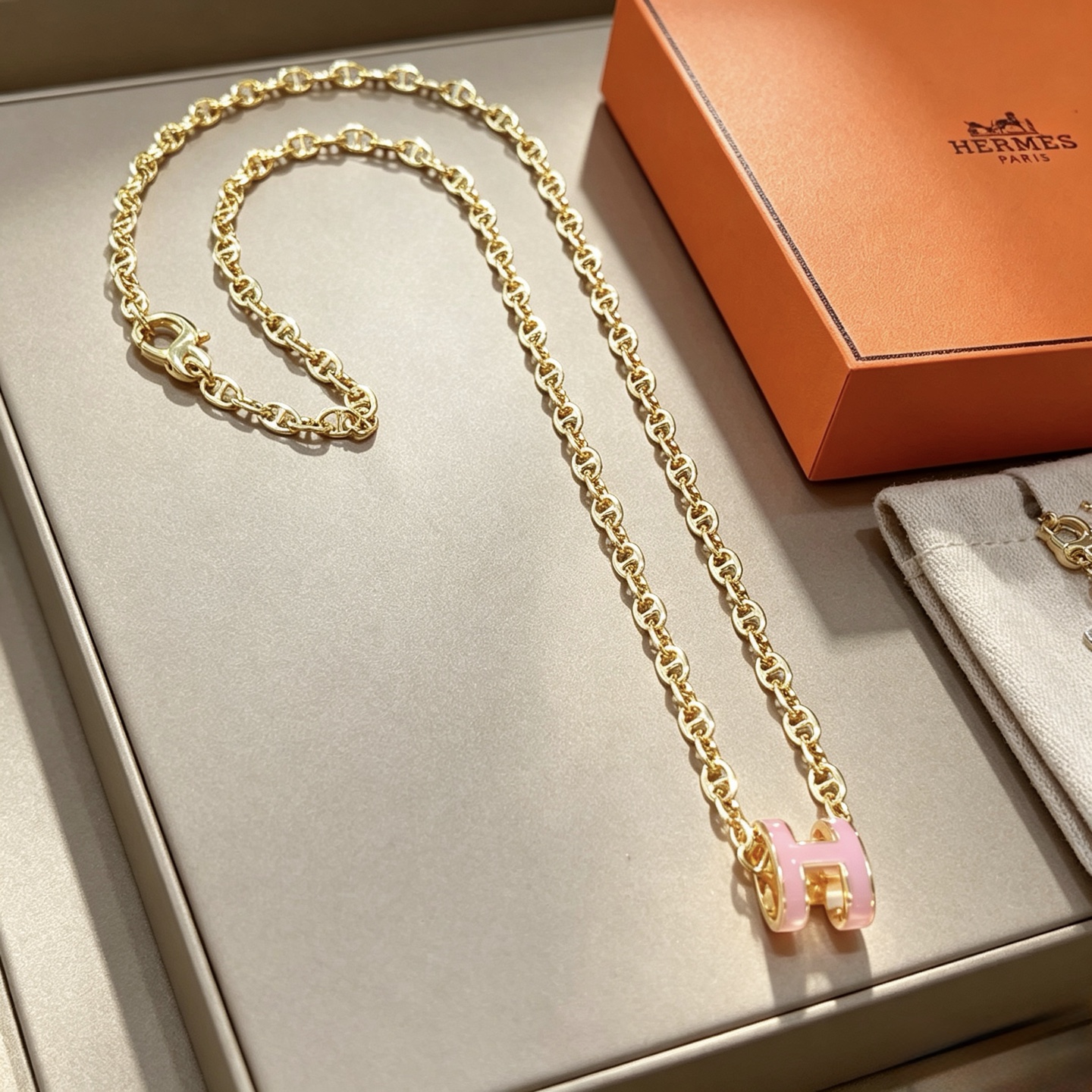 Collana Hermes Pop H in metallo dorato con smalto rosa chiaro 40 cm