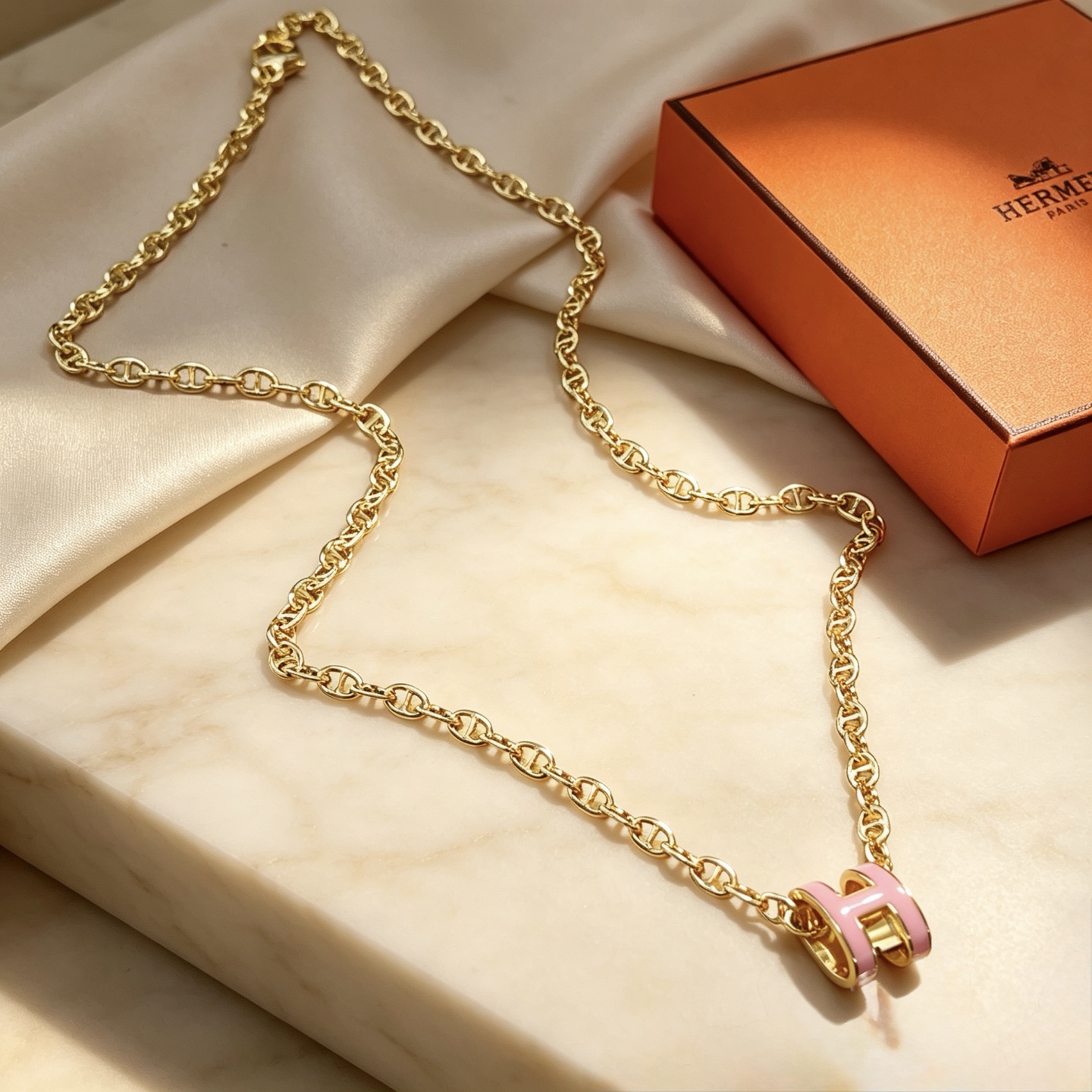 Collana Hermes Pop H in metallo dorato con smalto rosa chiaro 40 cm