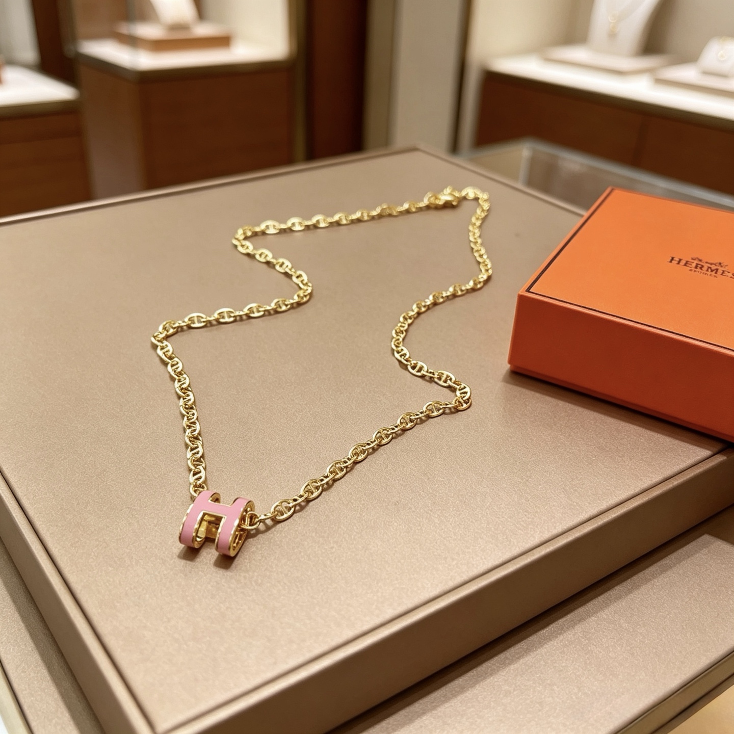 Collana Hermes Pop H in metallo dorato con smalto rosa chiaro 40 cm