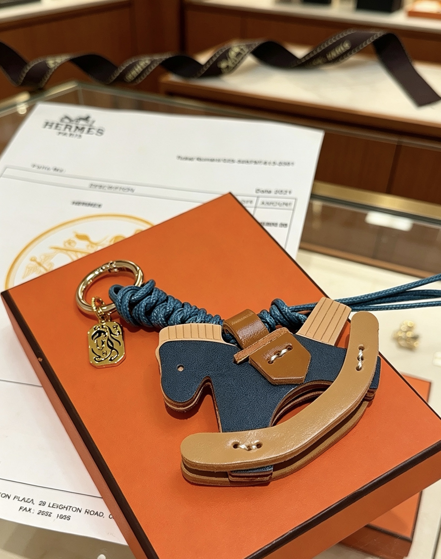 Ciondolo con ciondolo per borsa Hermes con cavallo a dondolo Cavo intrecciato in metallo color oro blu intenso marrone chiaro blu scuro e pelle beige chiaro lunghezza totale 12 cm