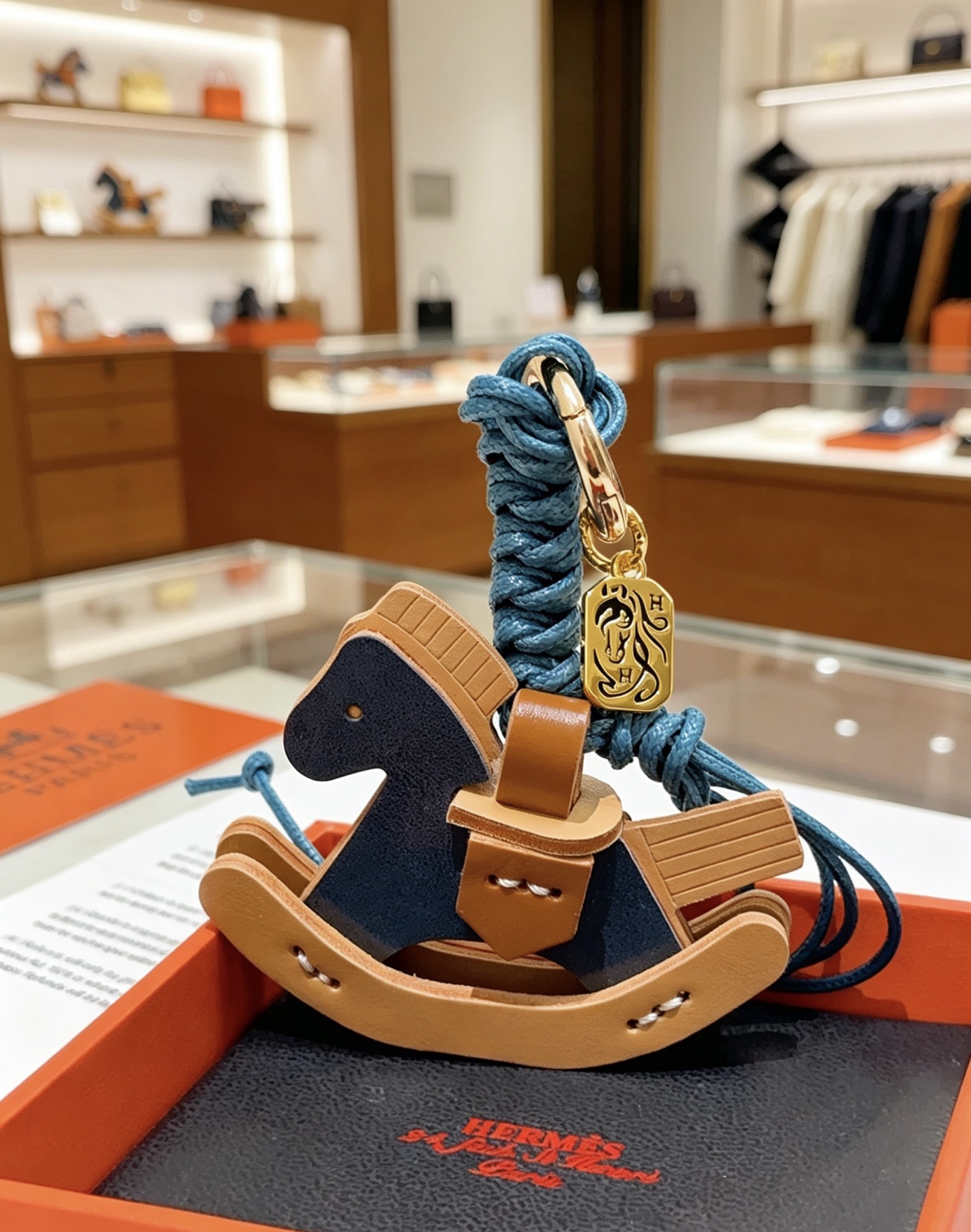 Ciondolo con ciondolo per borsa Hermes con cavallo a dondolo Cavo intrecciato in metallo color oro blu intenso marrone chiaro blu scuro e pelle beige chiaro lunghezza totale 12 cm