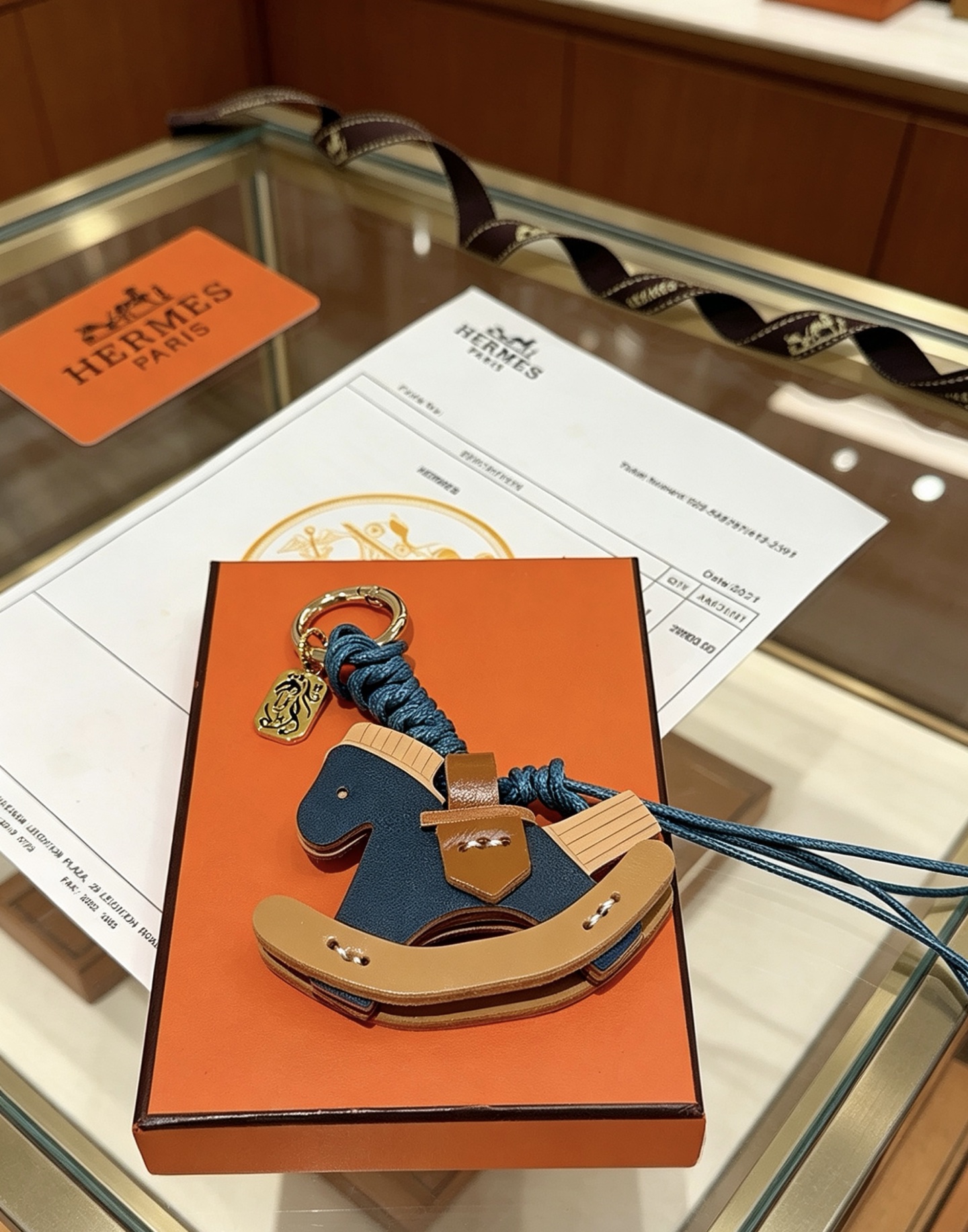 Ciondolo con ciondolo per borsa Hermes con cavallo a dondolo Cavo intrecciato in metallo color oro blu intenso marrone chiaro blu scuro e pelle beige chiaro lunghezza totale 12 cm