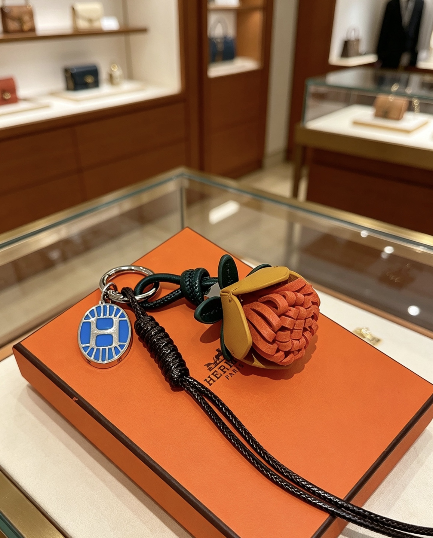 Ciondolo portachiavi con ciondolo a forma di fiore Hermes Protea Metallo color argento con smalto blu pelle multitono arancione giallo senape verde scuro cordone intrecciato nero perline di legno marrone 12 cm di lunghezza totale del cordino