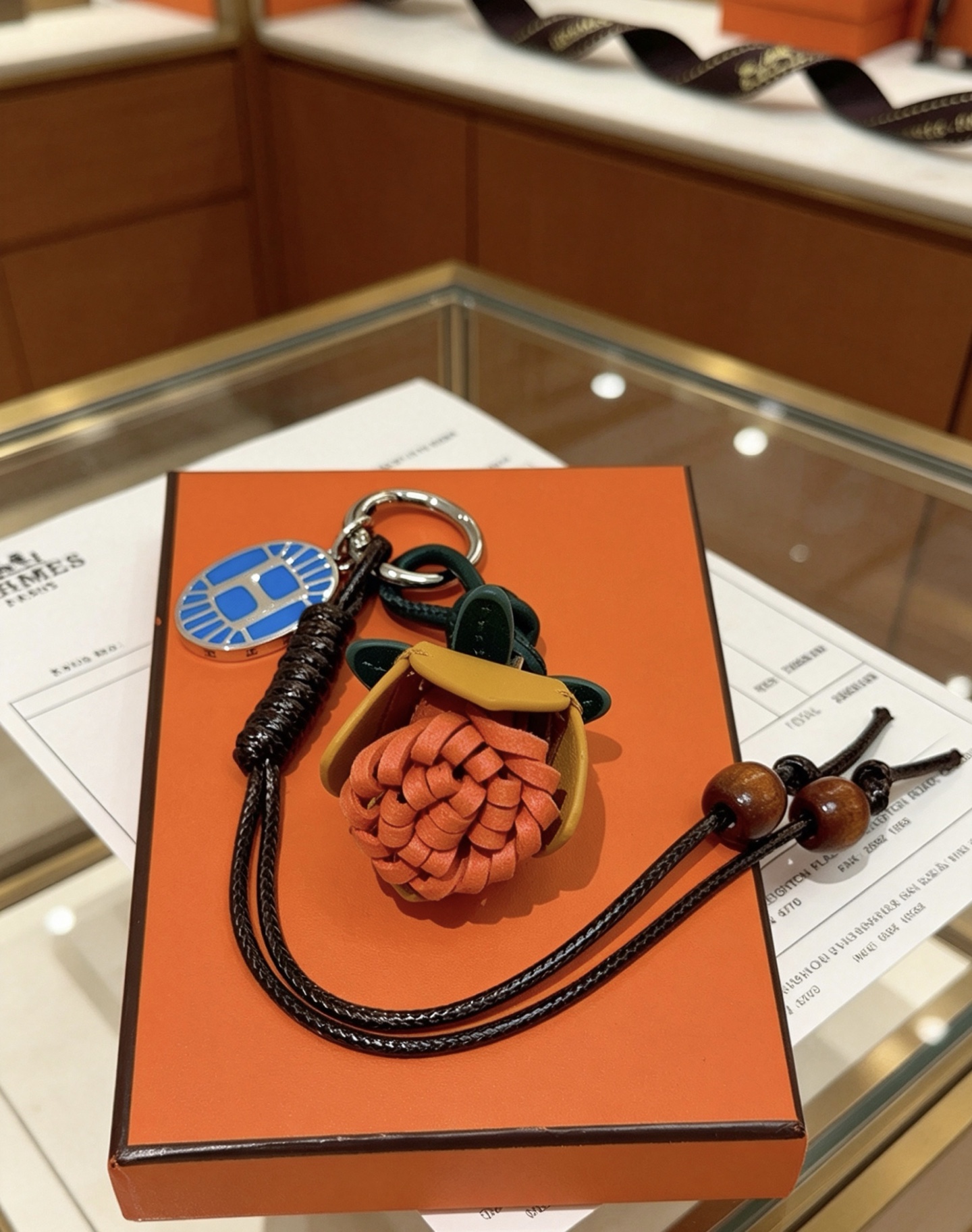 Ciondolo portachiavi con ciondolo a forma di fiore Hermes Protea Metallo color argento con smalto blu pelle multitono arancione giallo senape verde scuro cordone intrecciato nero perline di legno marrone 12 cm di lunghezza totale del cordino