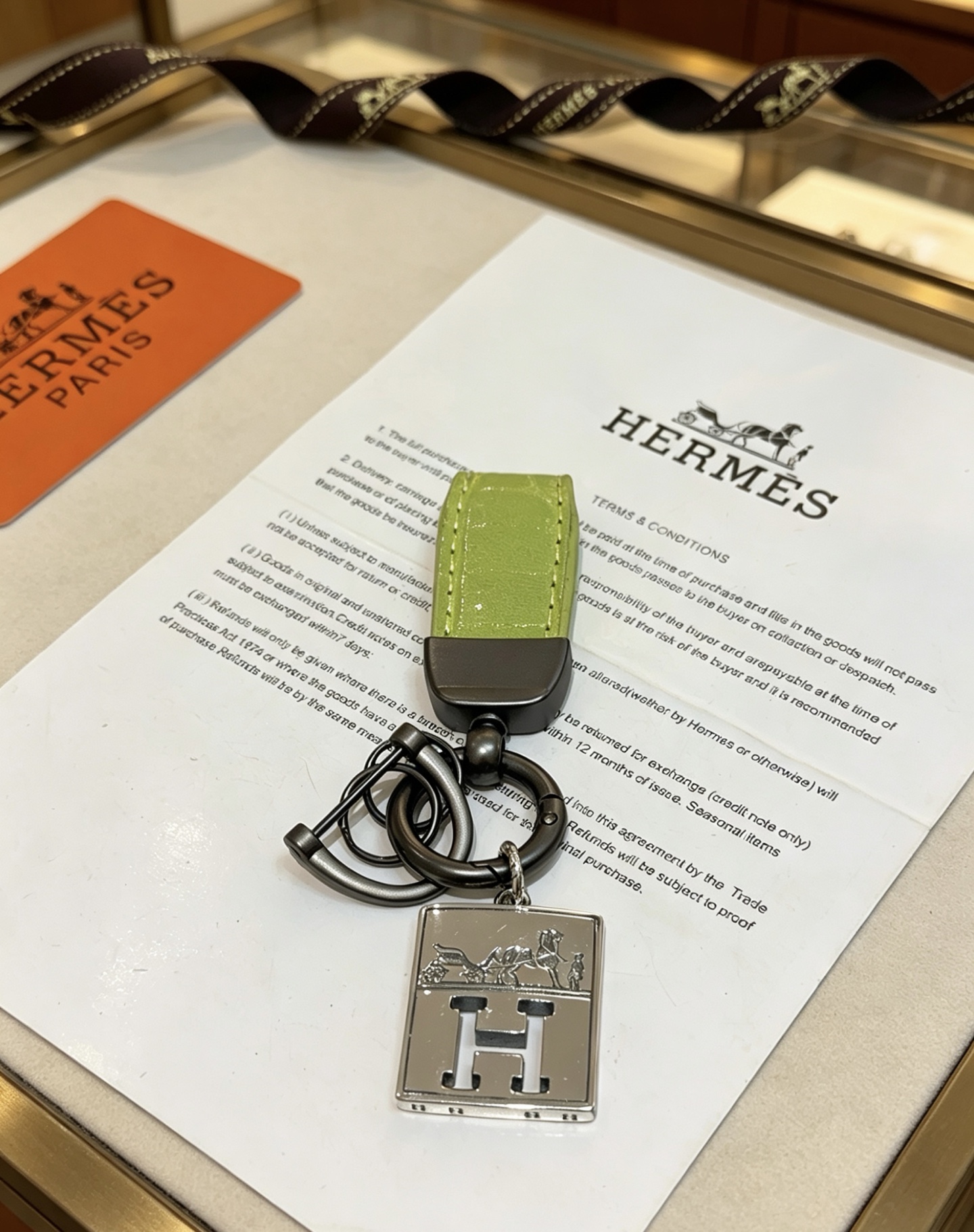 Ciondolo Hermes H Logo Caleche Key Metallo color argento canna di fucile con pelle di coccodrillo verde chartreuse goffrata, lunghezza totale 10 cm