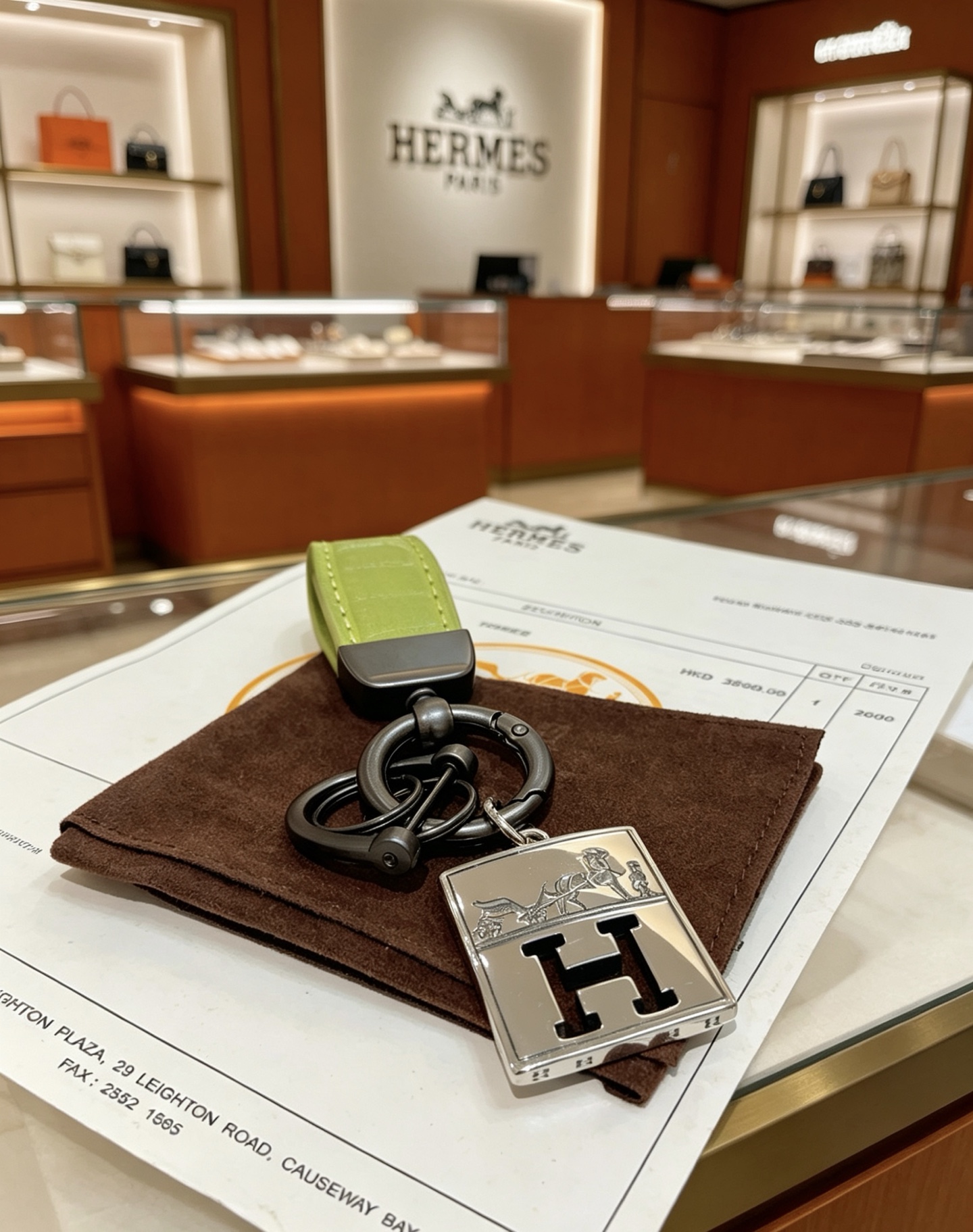 Ciondolo Hermes H Logo Caleche Key Metallo color argento canna di fucile con pelle di coccodrillo verde chartreuse goffrata, lunghezza totale 10 cm