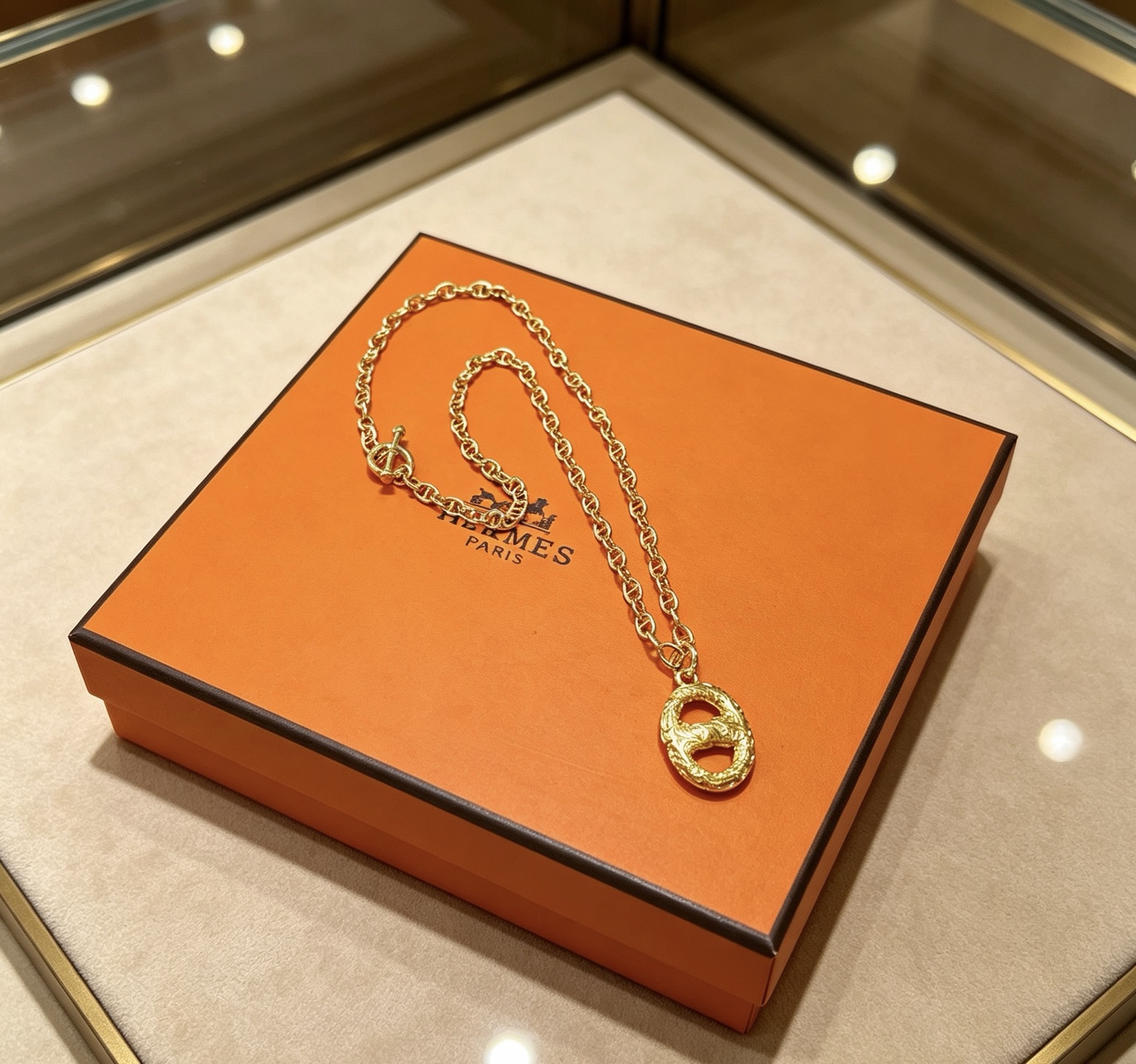 Collana Hermes Pretzel Ciondolo Chaine d'Ancre in metallo color oro 60 cm