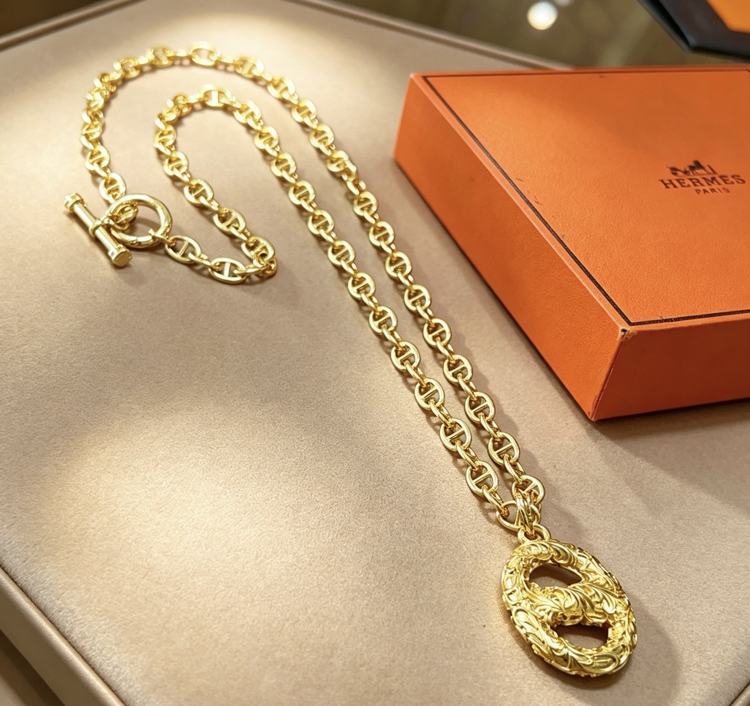 Collana Hermes Pretzel Ciondolo Chaine d'Ancre in metallo color oro 60 cm