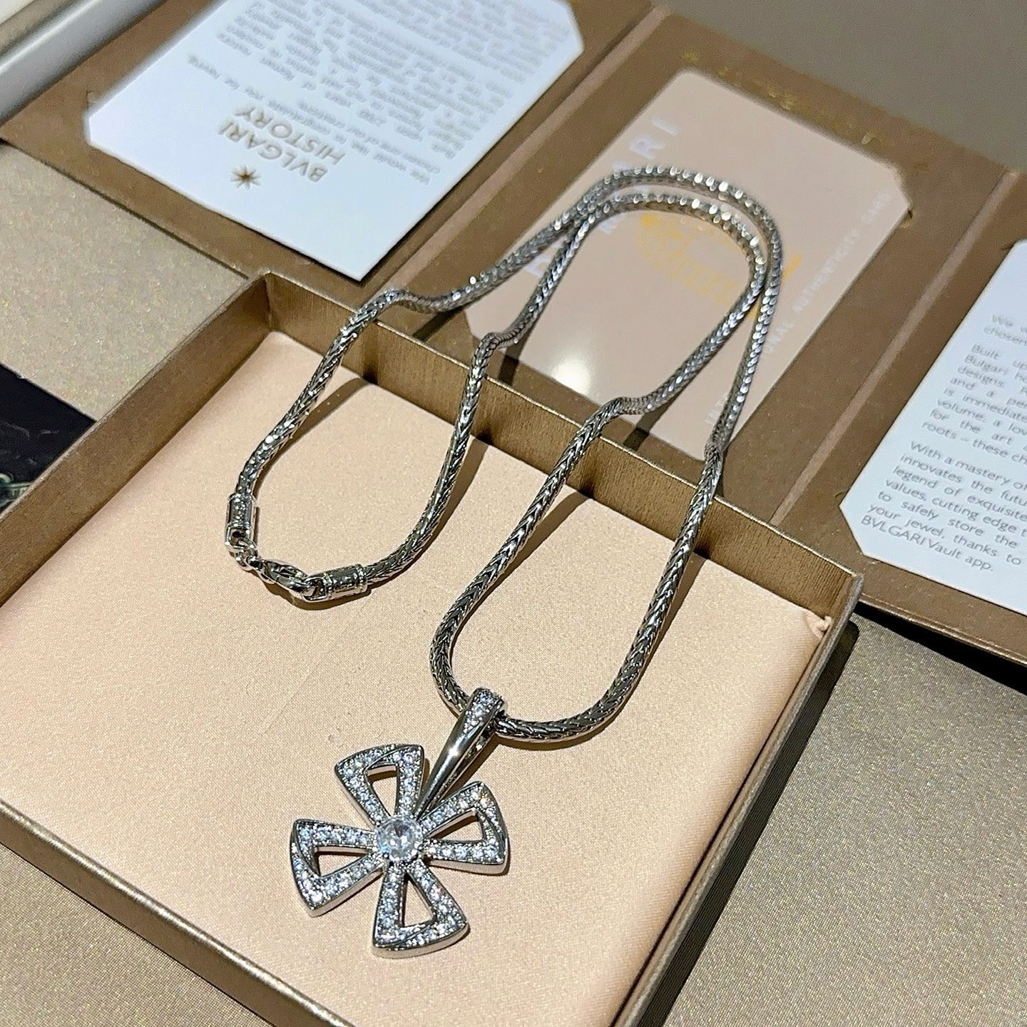 Bvlgari Divas Dream necklace Silver-toned white gold with clear pave diamonds 60cm