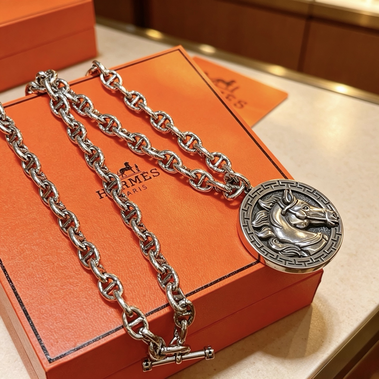 Collana Hermes Cheval con medaglione testa di cavallo Chaine d Ancre Metallo color argento antico con medaglione testa di cavallo in argento anticato 60 cm
