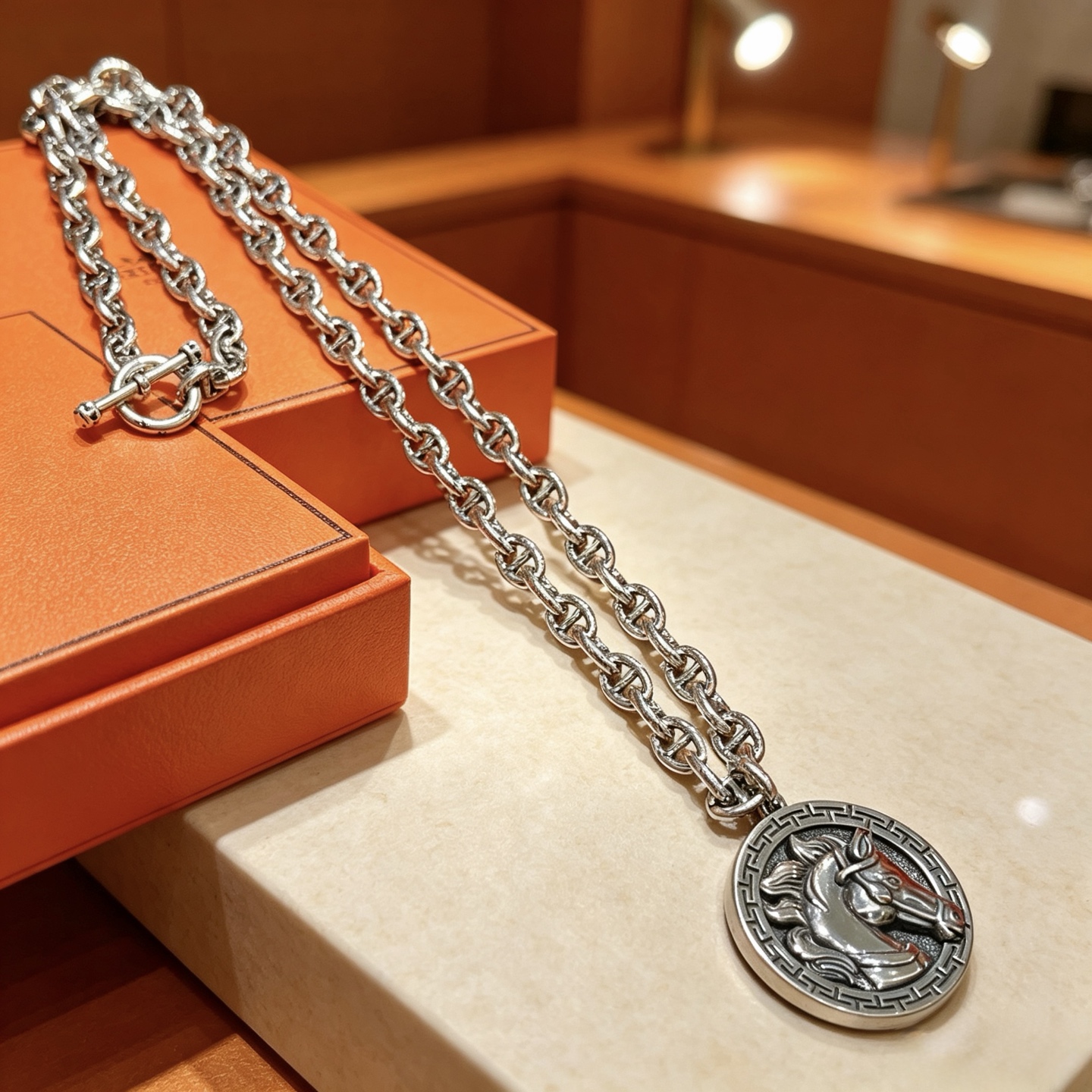 Collana Hermes Cheval con medaglione testa di cavallo Chaine d Ancre Metallo color argento antico con medaglione testa di cavallo in argento anticato 60 cm
