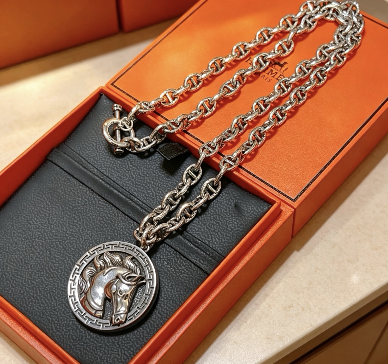 Collana Hermes Cheval con medaglione testa di cavallo Chaine d Ancre Metallo color argento antico con medaglione testa di cavallo in argento anticato 60 cm