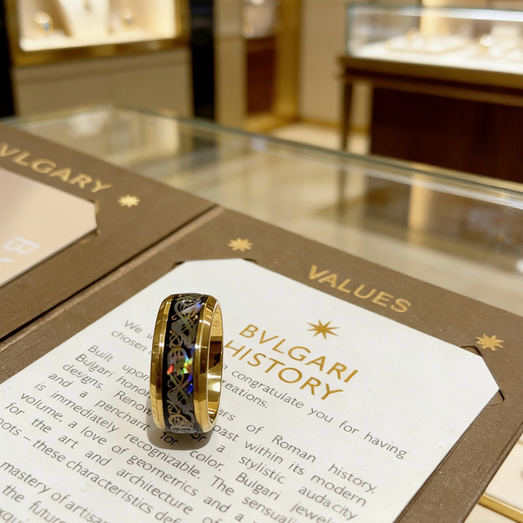 Bvlgari Divas Dream ring Yellow gold with black enamel and iridescent multicolor mother-of-pearl inlay 10
