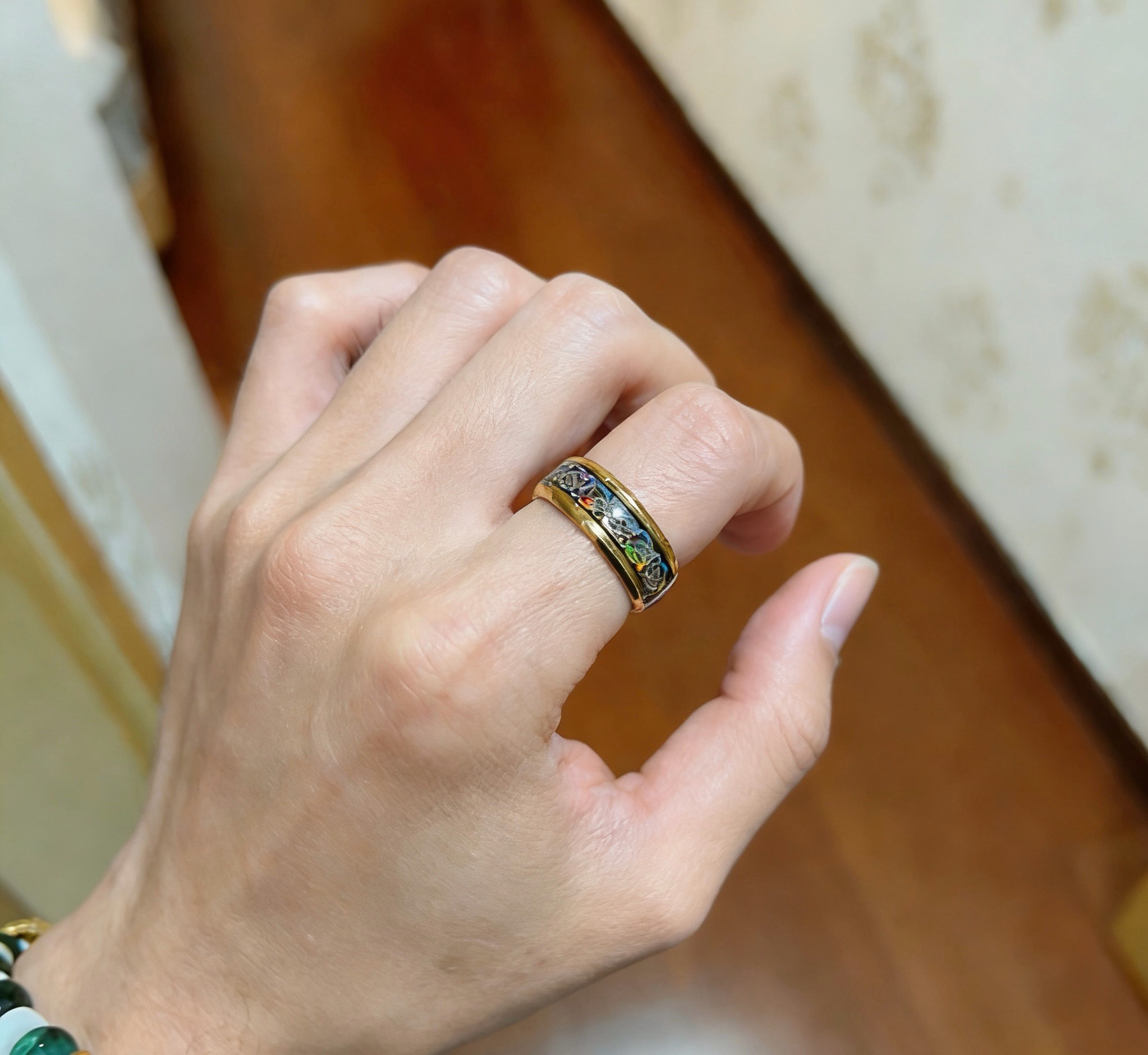 Bvlgari Divas Dream ring Yellow gold with black enamel and iridescent multicolor mother-of-pearl inlay 10