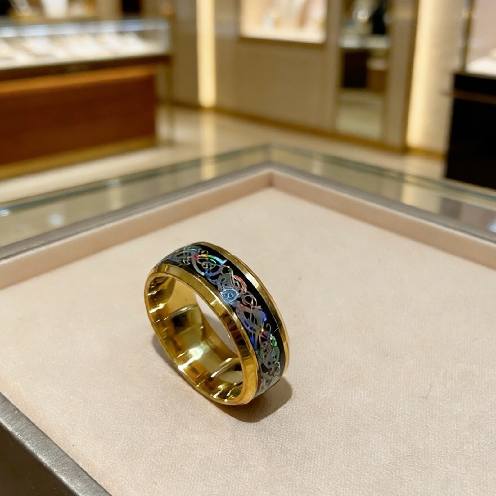 Bvlgari Divas Dream ring Yellow gold with black enamel and iridescent multicolor mother-of-pearl inlay 10