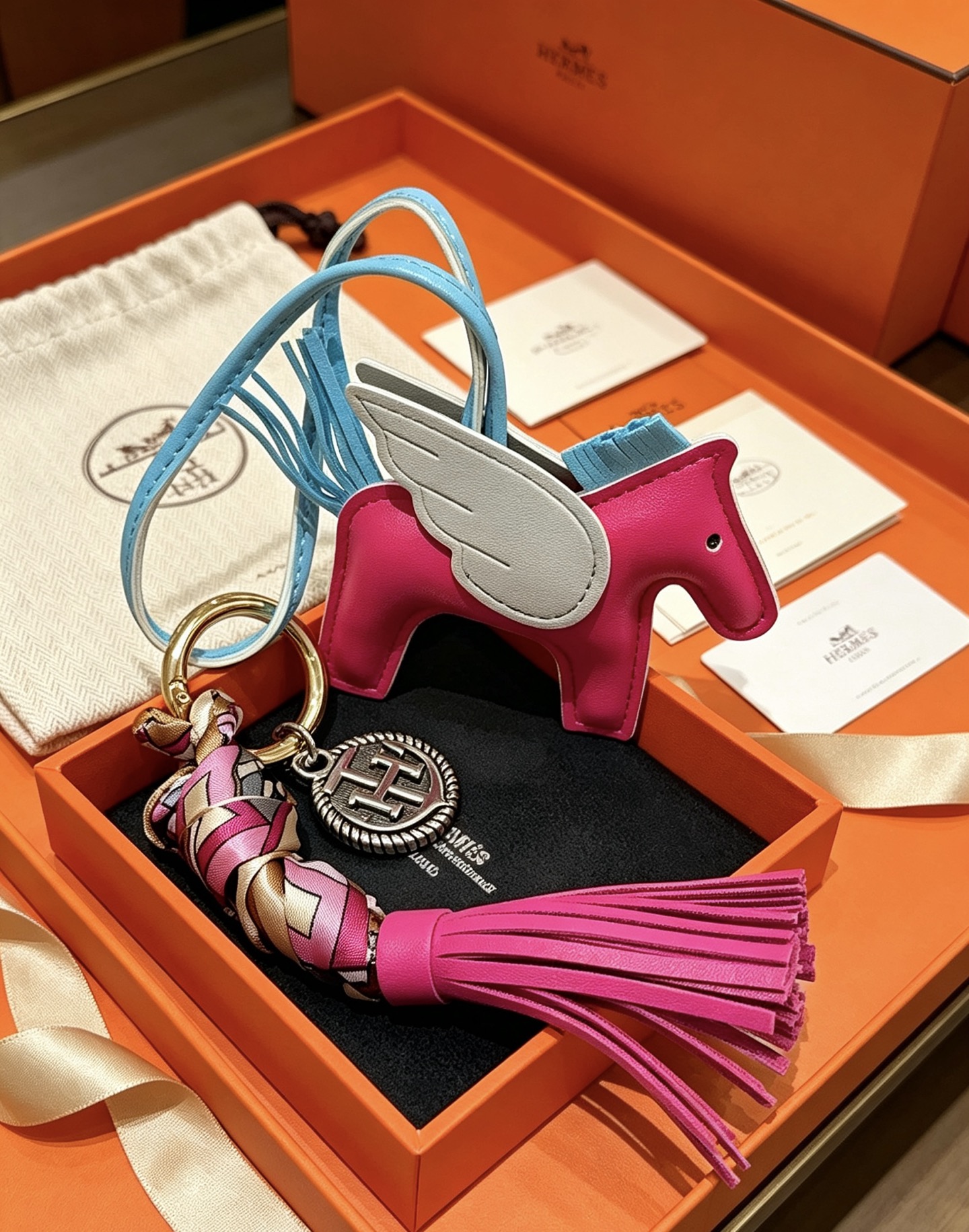 Hermes Rodeo Pegase bolso con borlas colgante con dije de cuero blanco, azul claro, rosa intenso, con herrajes de metal en tono dorado y trenza de seda multicolor, longitud total del dije de 12 cm