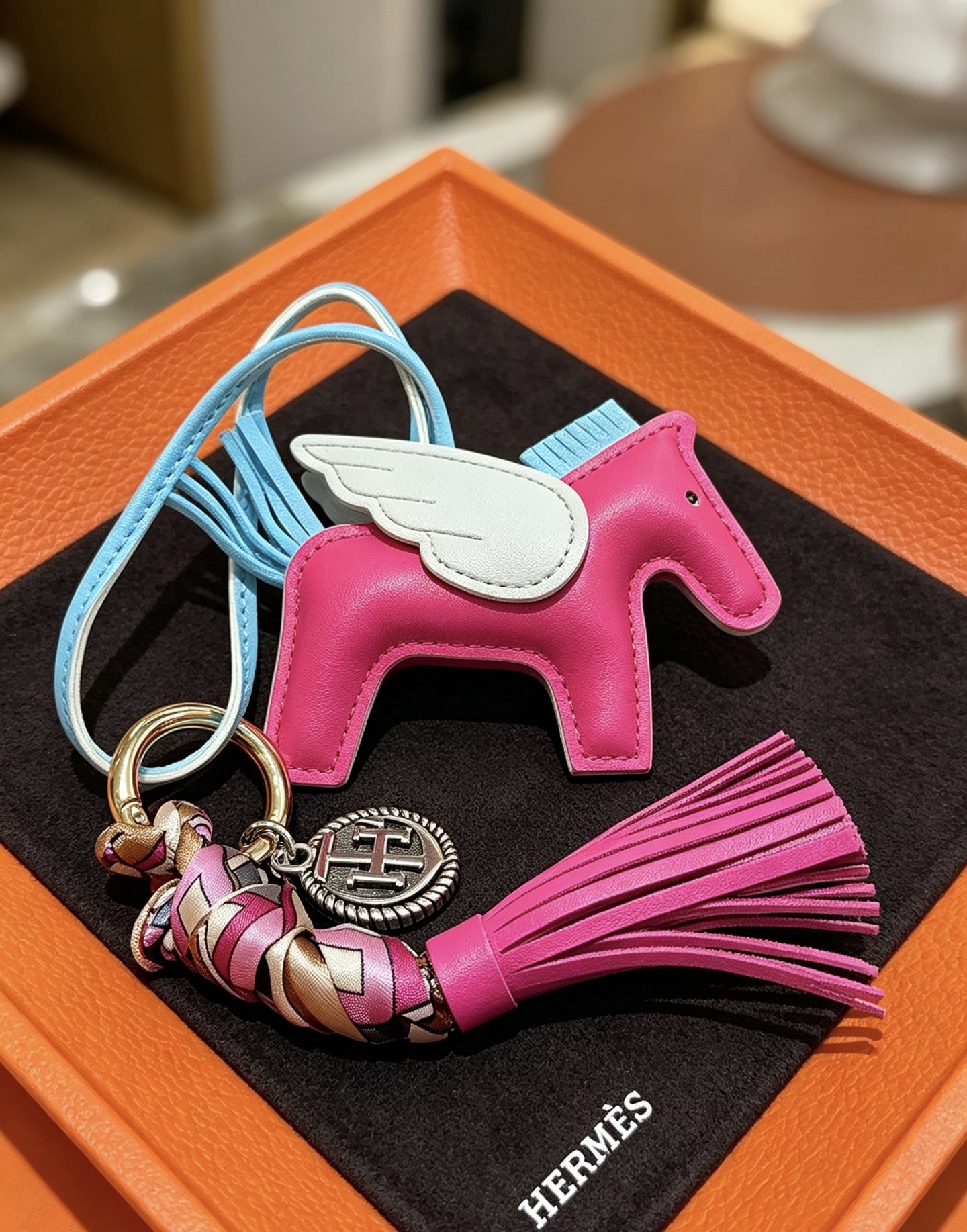 Hermes Rodeo Pegase bolso con borlas colgante con dije de cuero blanco, azul claro, rosa intenso, con herrajes de metal en tono dorado y trenza de seda multicolor, longitud total del dije de 12 cm