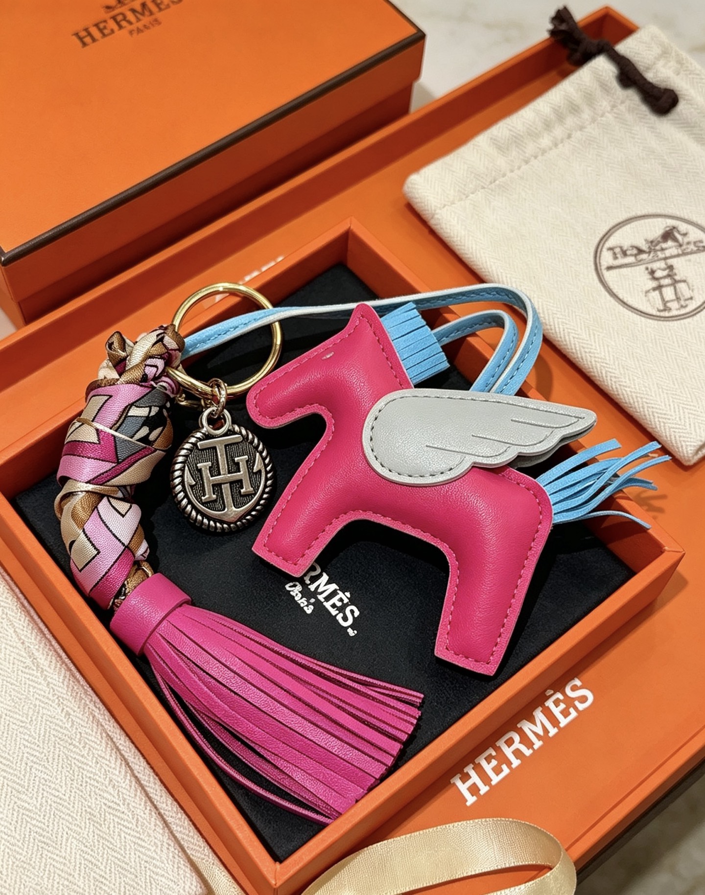 Hermes Rodeo Pegase bolso con borlas colgante con dije de cuero blanco, azul claro, rosa intenso, con herrajes de metal en tono dorado y trenza de seda multicolor, longitud total del dije de 12 cm