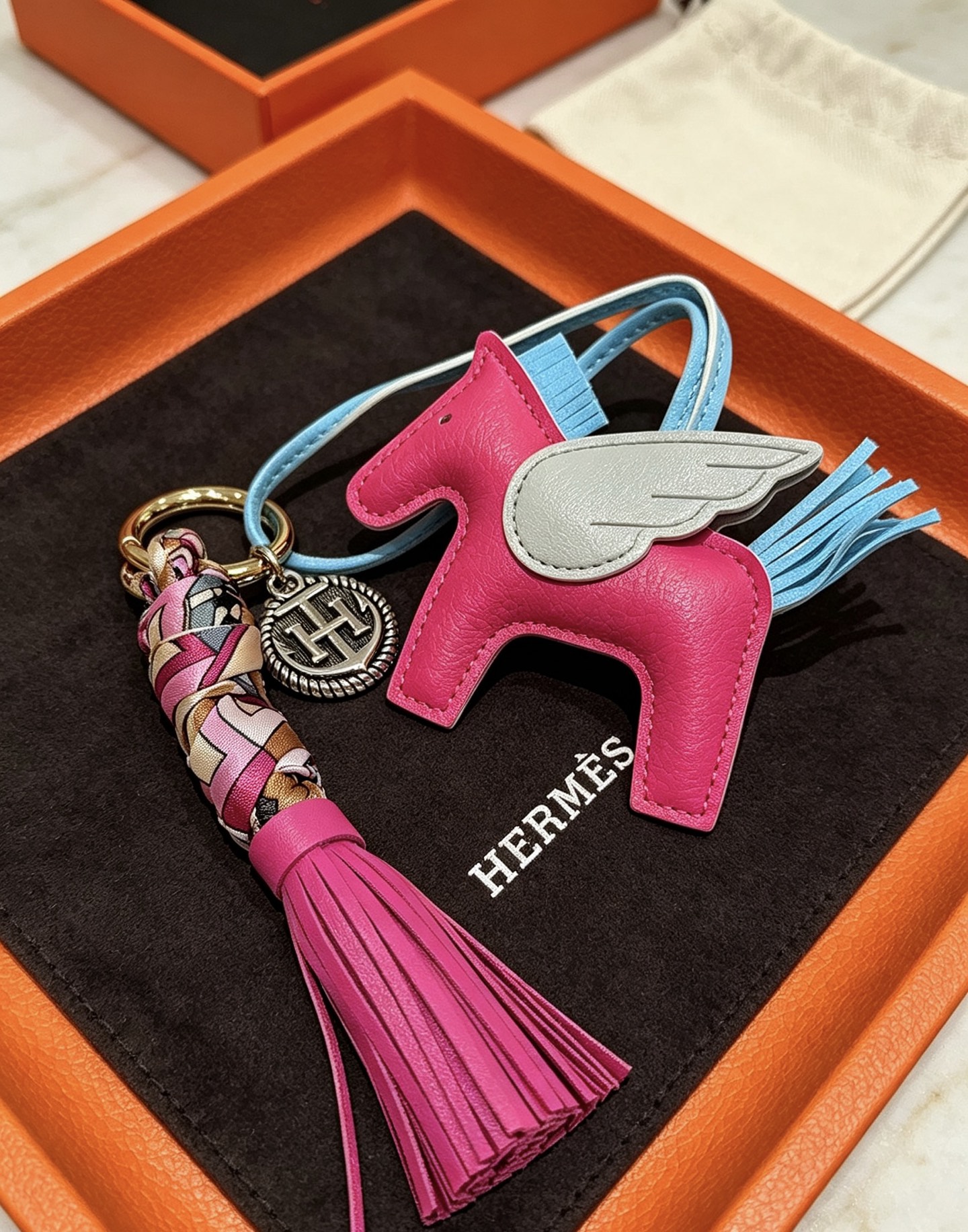 Hermes Rodeo Pegase bolso con borlas colgante con dije de cuero blanco, azul claro, rosa intenso, con herrajes de metal en tono dorado y trenza de seda multicolor, longitud total del dije de 12 cm