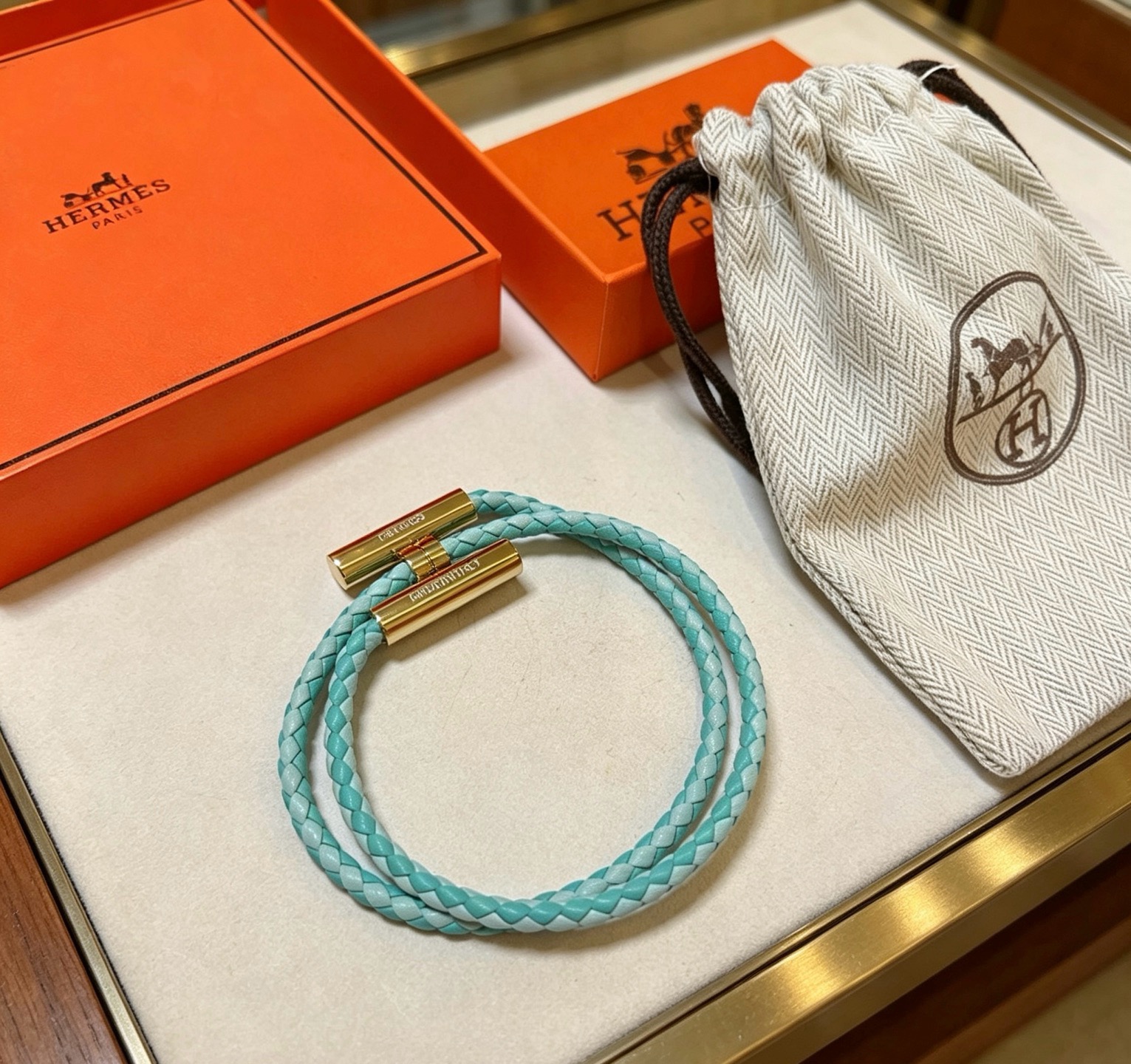 Bracciale Hermes Tournis Tresse Pelle intrecciata turchese in metallo color oro 18 cm