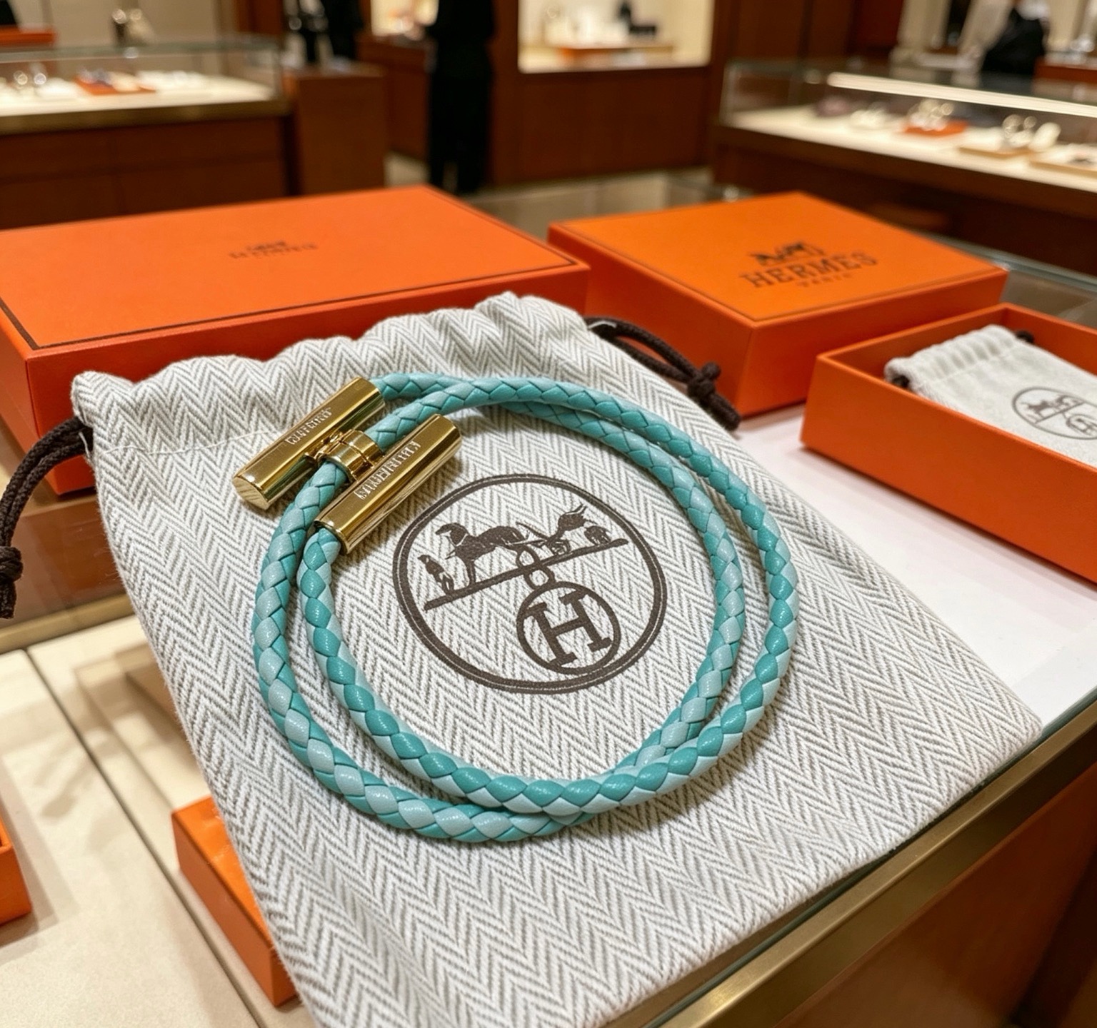 Bracciale Hermes Tournis Tresse Pelle intrecciata turchese in metallo color oro 18 cm
