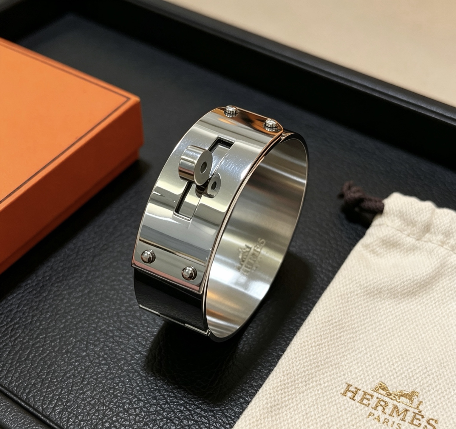 Bracelet Hermes Kelly métal argenté et émail noir 21mm