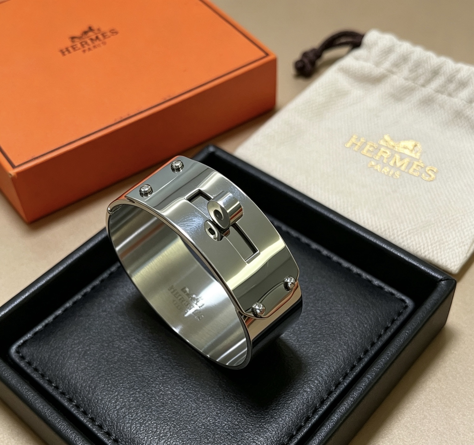 Bracelet Hermes Kelly métal argenté et émail noir 21mm
