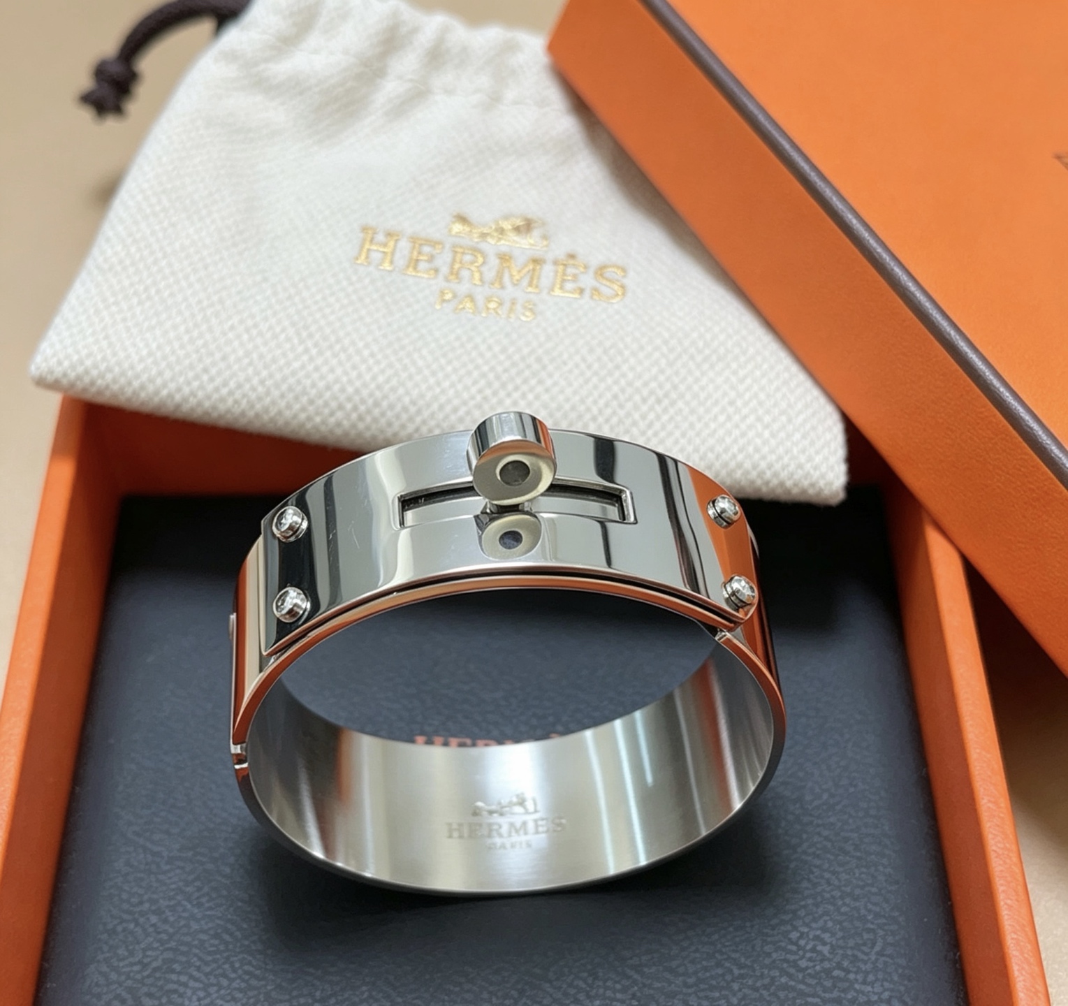Bracelet Hermes Kelly métal argenté et émail noir 21mm