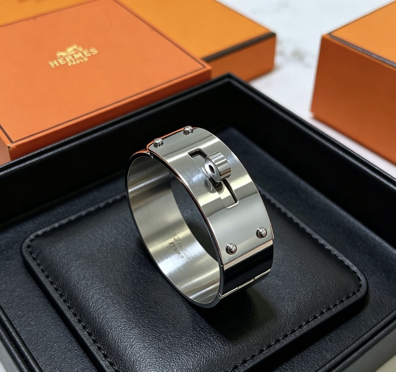 Bracelet Hermes Kelly métal argenté et émail noir 21mm