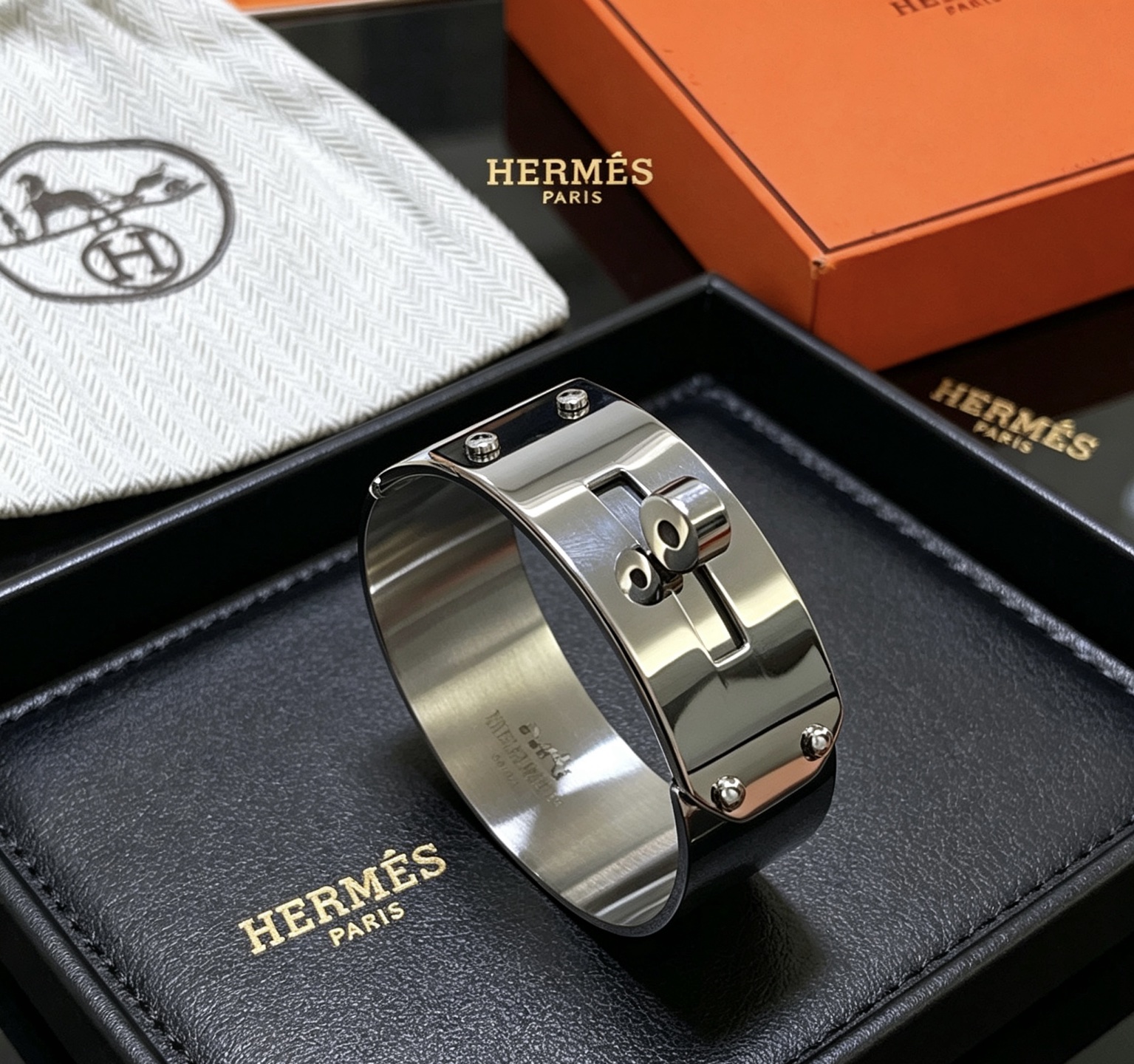 Bracelet Hermes Kelly métal argenté et émail noir 21mm