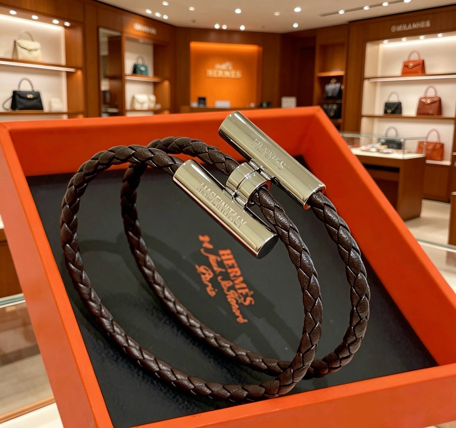 Pulsera Hermes Tournis Tresse de cuero trenzado marrón oscuro con herrajes de metal plateado paladio de 19 cm