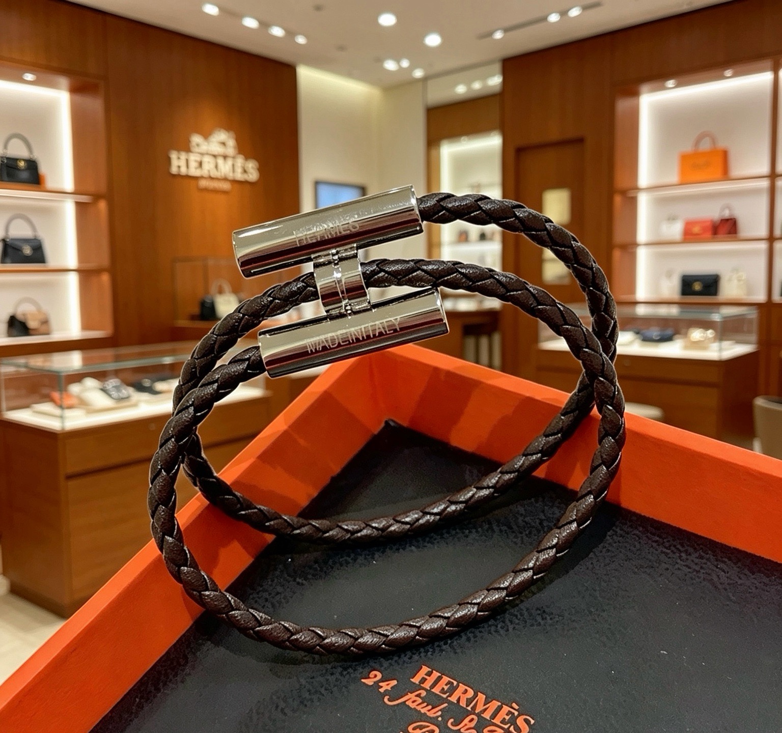 Pulsera Hermes Tournis Tresse de cuero trenzado marrón oscuro con herrajes de metal plateado paladio de 19 cm