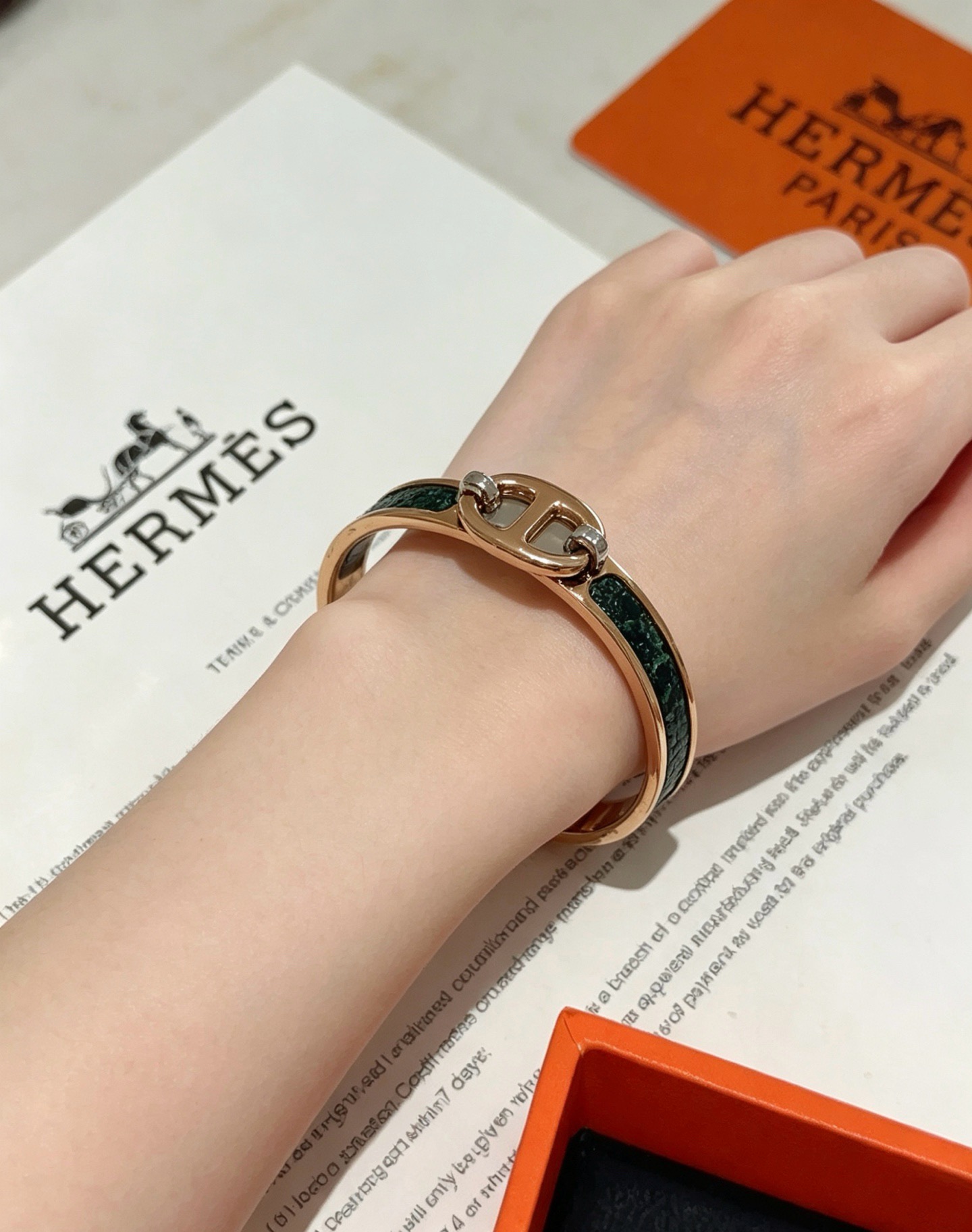 Bracciale Hermes Clic Chaine d'Ancre in metallo color oro rosa con inserto in malachite verde scuro, circonferenza interna di 17 cm