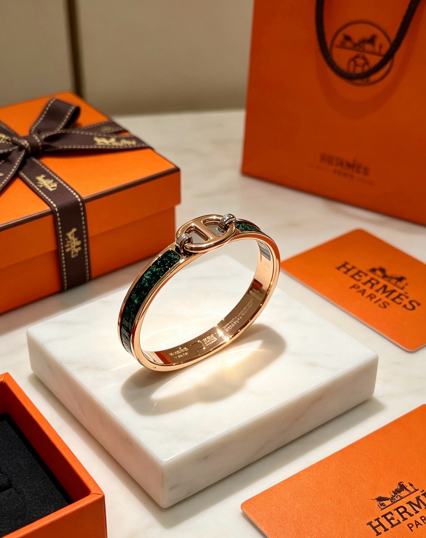Bracciale Hermes Clic Chaine d'Ancre in metallo color oro rosa con inserto in malachite verde scuro, circonferenza interna di 17 cm