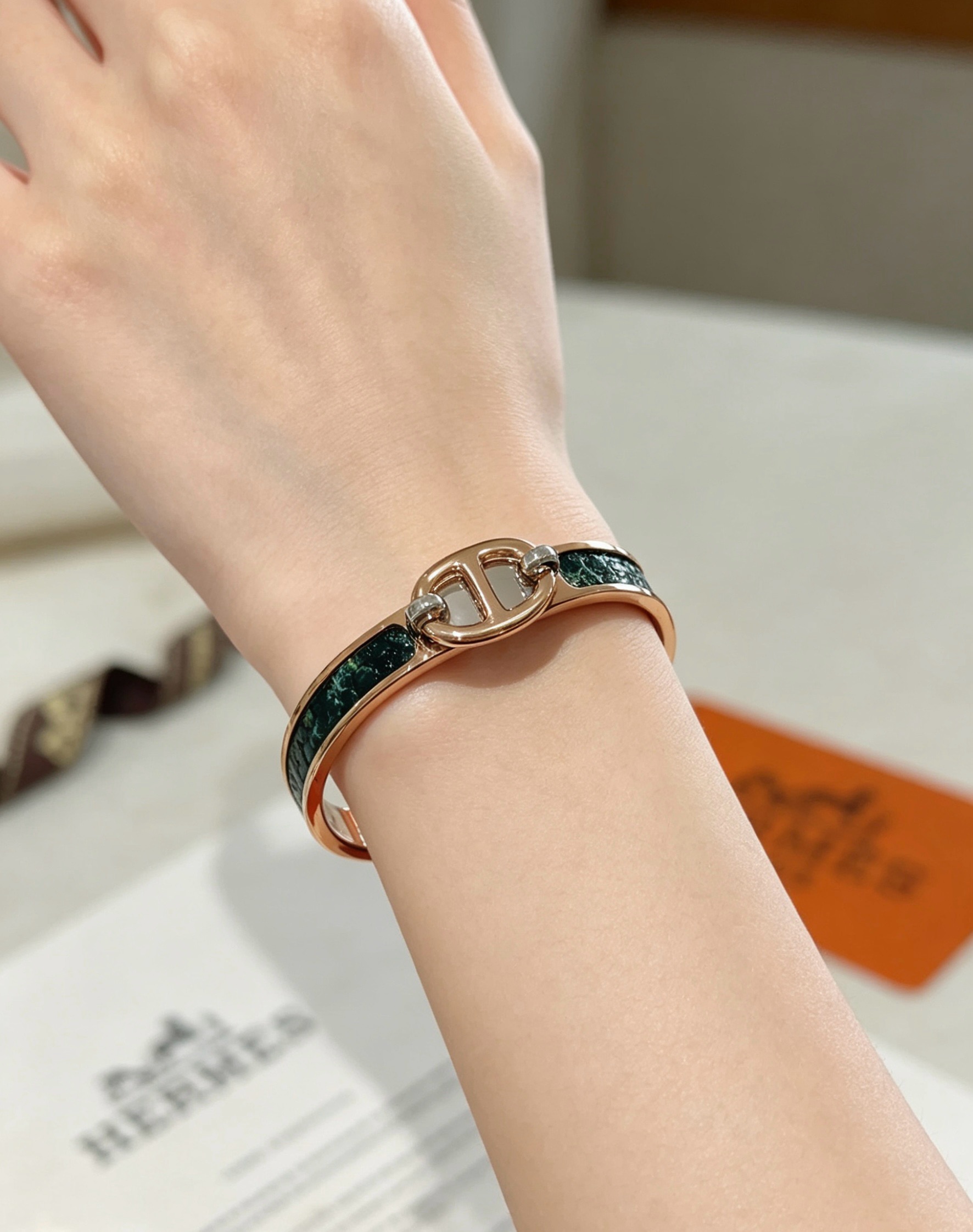 Bracciale Hermes Clic Chaine d'Ancre in metallo color oro rosa con inserto in malachite verde scuro, circonferenza interna di 17 cm