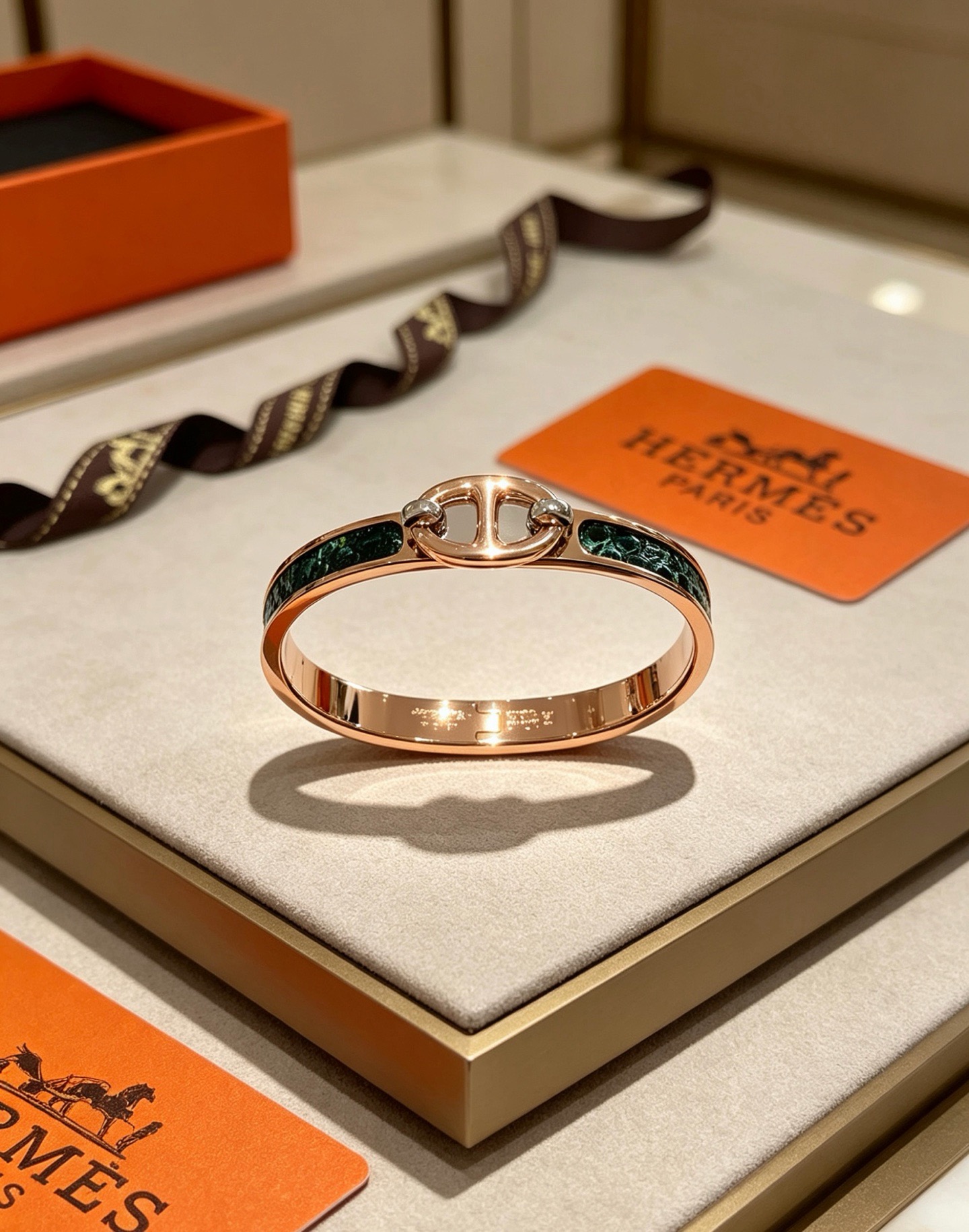 Bracciale Hermes Clic Chaine d'Ancre in metallo color oro rosa con inserto in malachite verde scuro, circonferenza interna di 17 cm