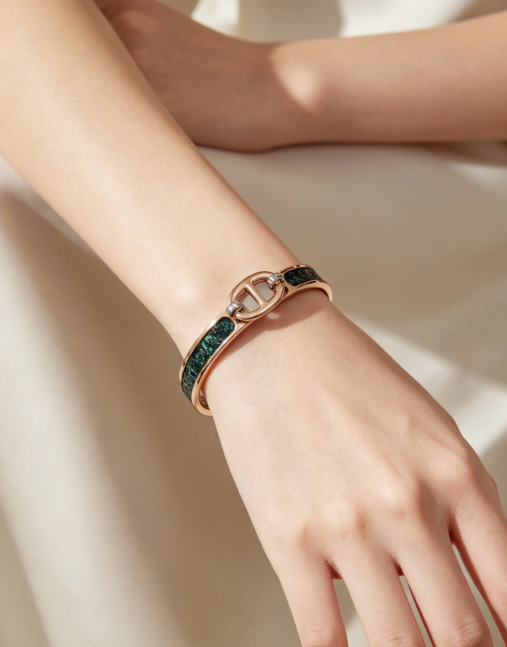 Bracciale Hermes Clic Chaine d'Ancre in metallo color oro rosa con inserto in malachite verde scuro, circonferenza interna di 17 cm