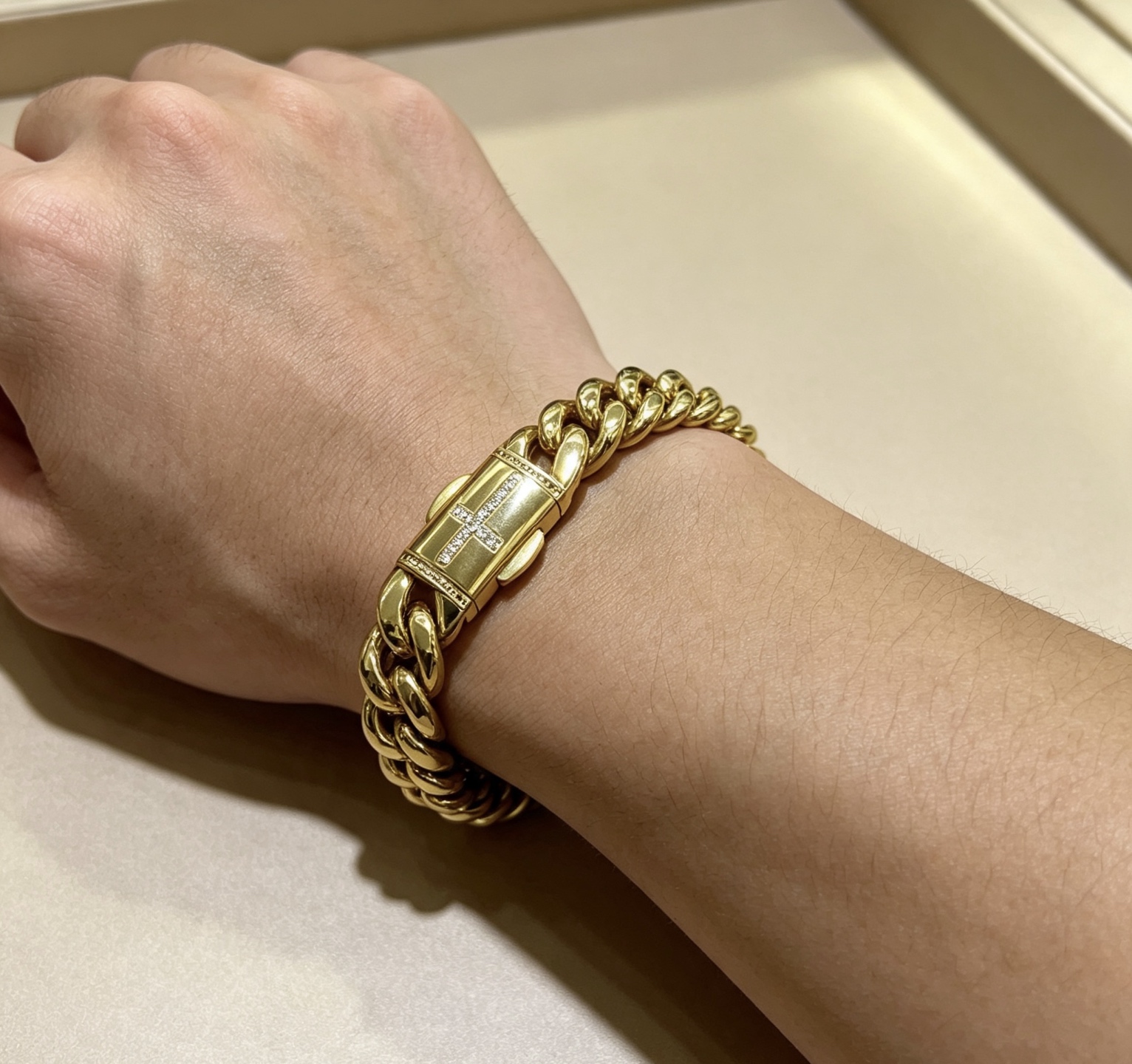 Bvlgari DIVAS DREAM bracelet yellow gold with clear diamond accents 20cm
