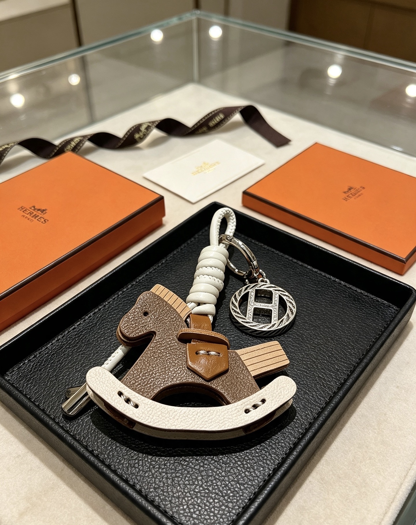 Hermes Rocking Horse H Logo Key Charm pendentif Argent palladium matériel cuir grainé marron cuir blanc crème accents de cuir beige 8 cm longueur totale de la breloque