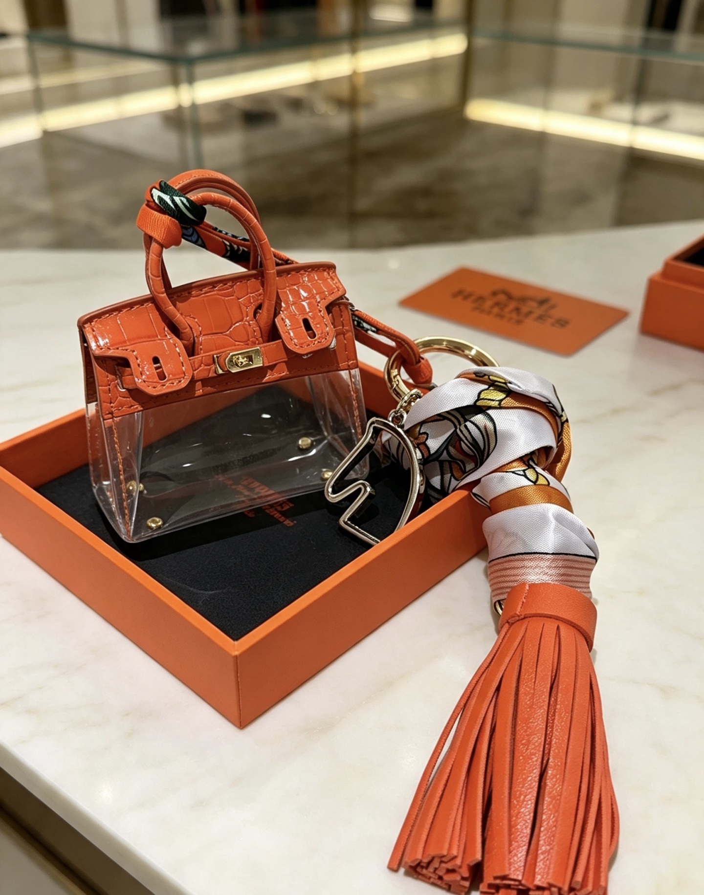 Hermes Mini Birkin Tassel Bag Charm pingente Laranja couro com relevo de crocodilo transparente PVC dourado metal multicolorido estampado seda laranja borla de couro Comprimento total 12 cm