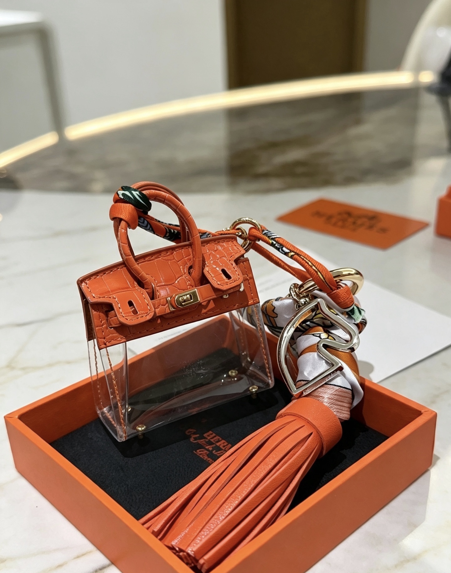 Hermes Mini Birkin Tassel Bag Charm pingente Laranja couro com relevo de crocodilo transparente PVC dourado metal multicolorido estampado seda laranja borla de couro Comprimento total 12 cm