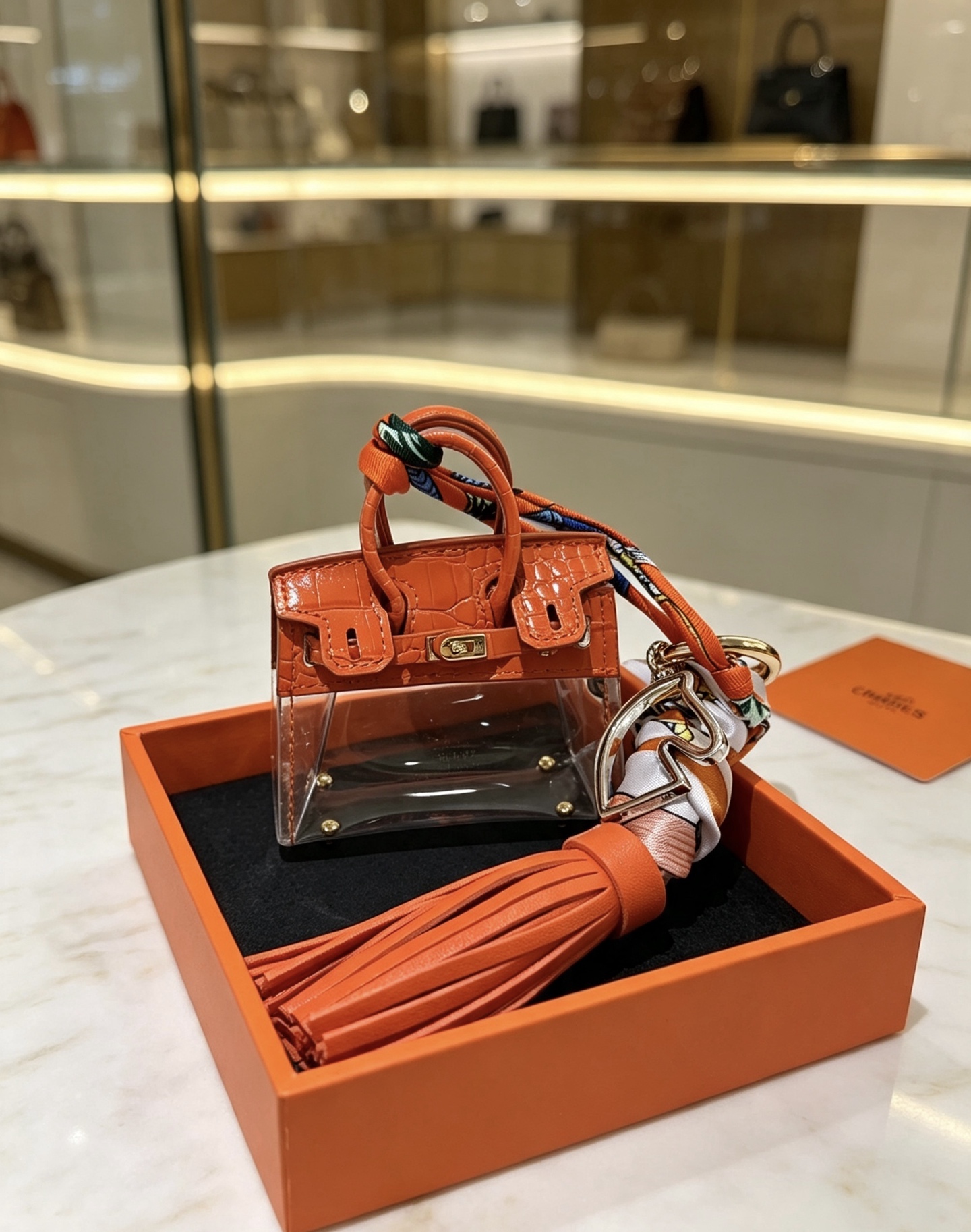 Hermes Mini Birkin Tassel Bag Charm pingente Laranja couro com relevo de crocodilo transparente PVC dourado metal multicolorido estampado seda laranja borla de couro Comprimento total 12 cm