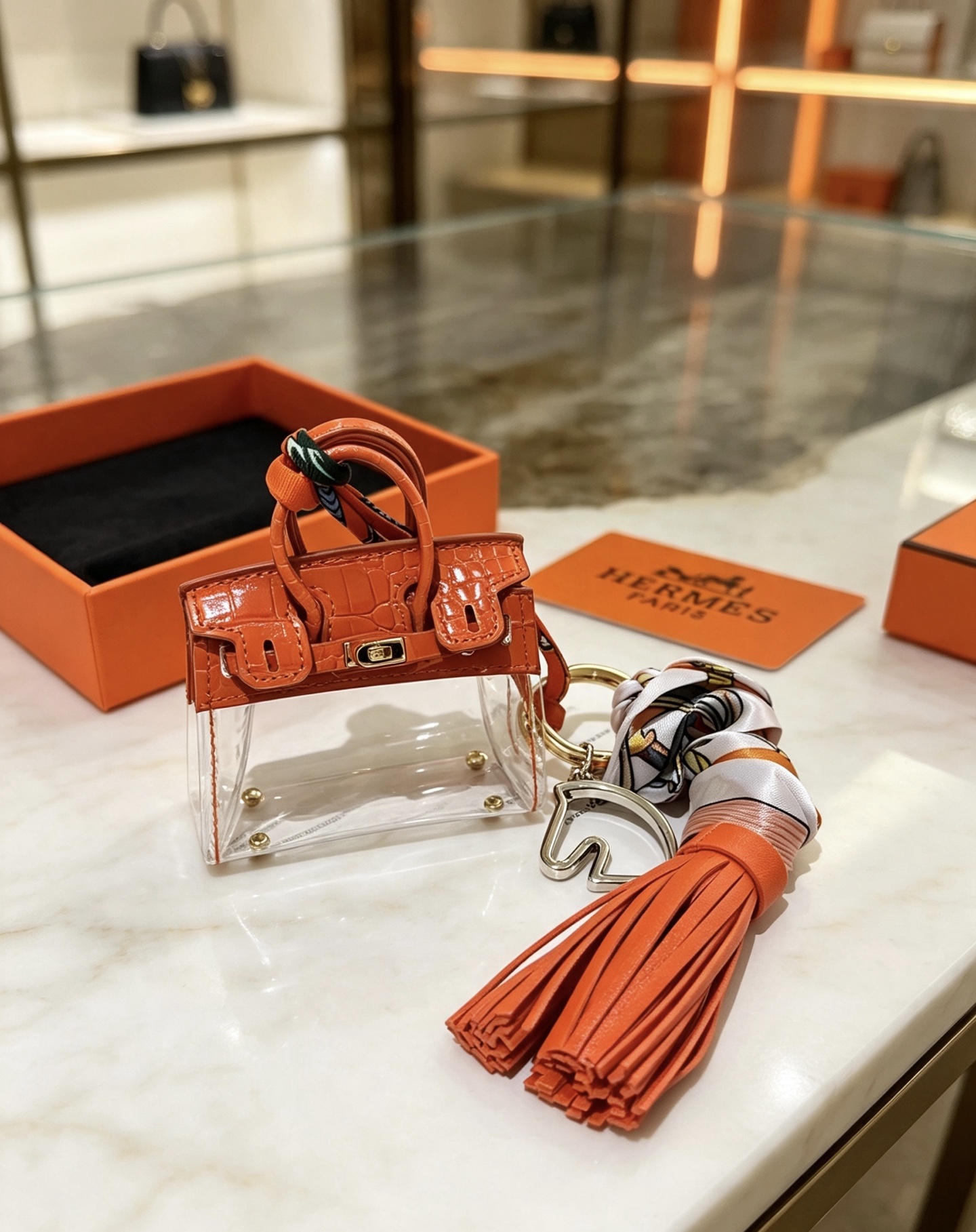 Hermes Mini Birkin Tassel Bag Charm pingente Laranja couro com relevo de crocodilo transparente PVC dourado metal multicolorido estampado seda laranja borla de couro Comprimento total 12 cm