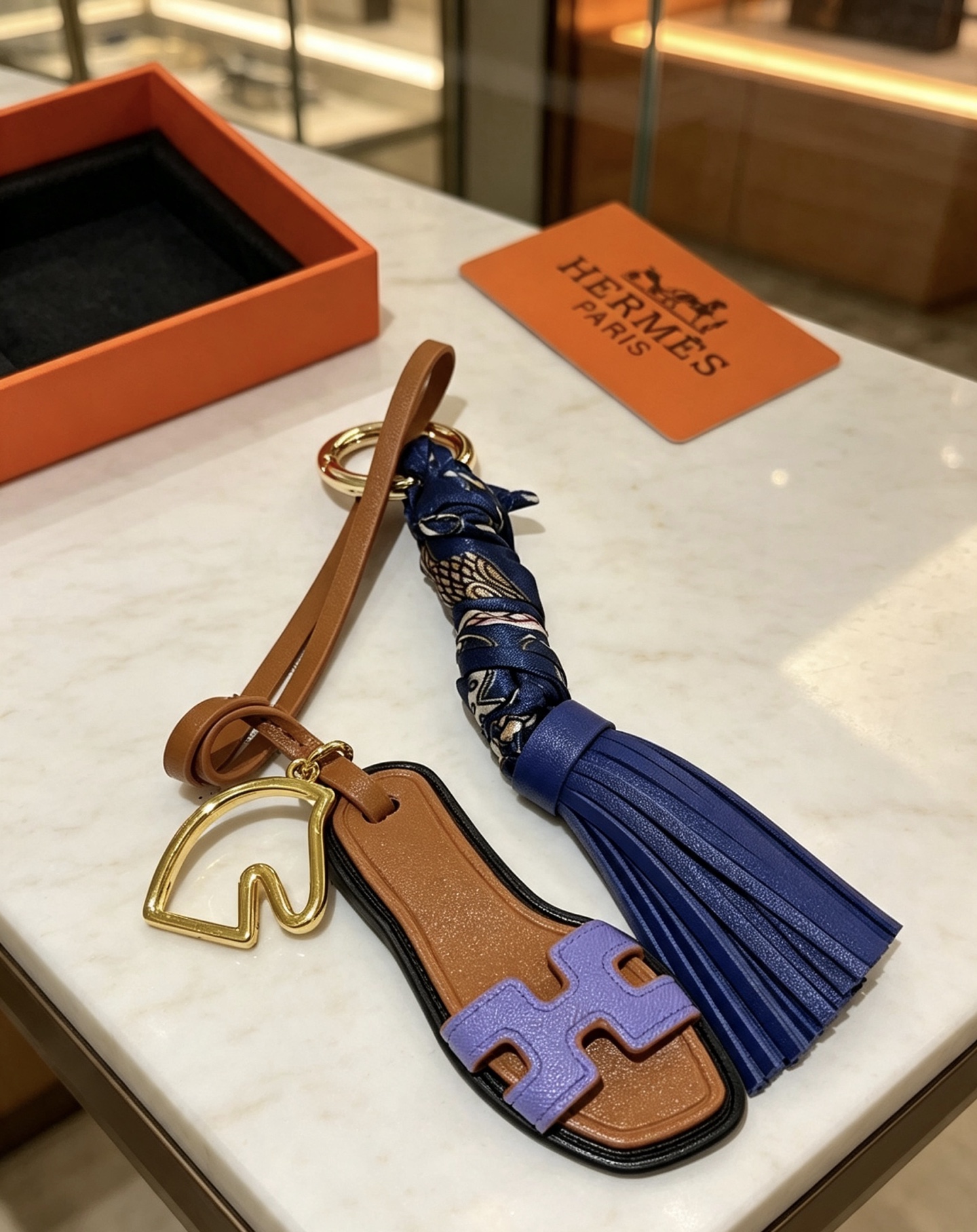 Hermes Oran Sandalia Borla Llavero Colgante Metal dorado Cuero marrón Cuero morado lavanda Cuero azul marino Azul marino Seda estampada Adorno negro Longitud total de 12 cm
