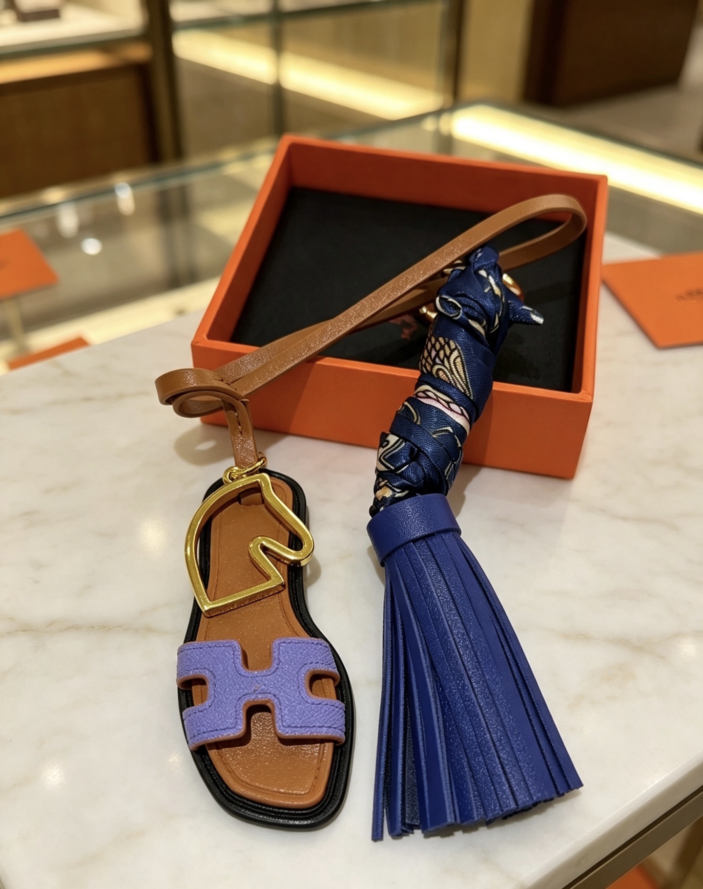 Hermes Oran Sandalia Borla Llavero Colgante Metal dorado Cuero marrón Cuero morado lavanda Cuero azul marino Azul marino Seda estampada Adorno negro Longitud total de 12 cm