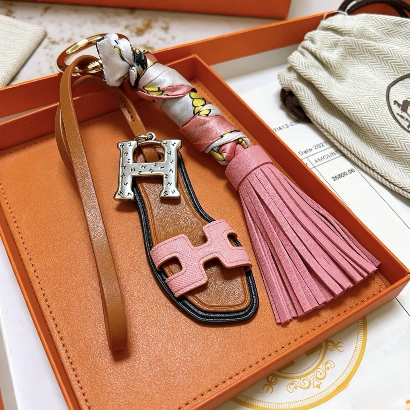 Hermes Oran Sandalo Nappa Chiave Ciondolo ciondolo Metallo tonalità oro Hardware H tonalità argento pelle marrone chiaro pelle rosa seta stampata multicolore bordo nero finiture 12 cm lunghezza totale