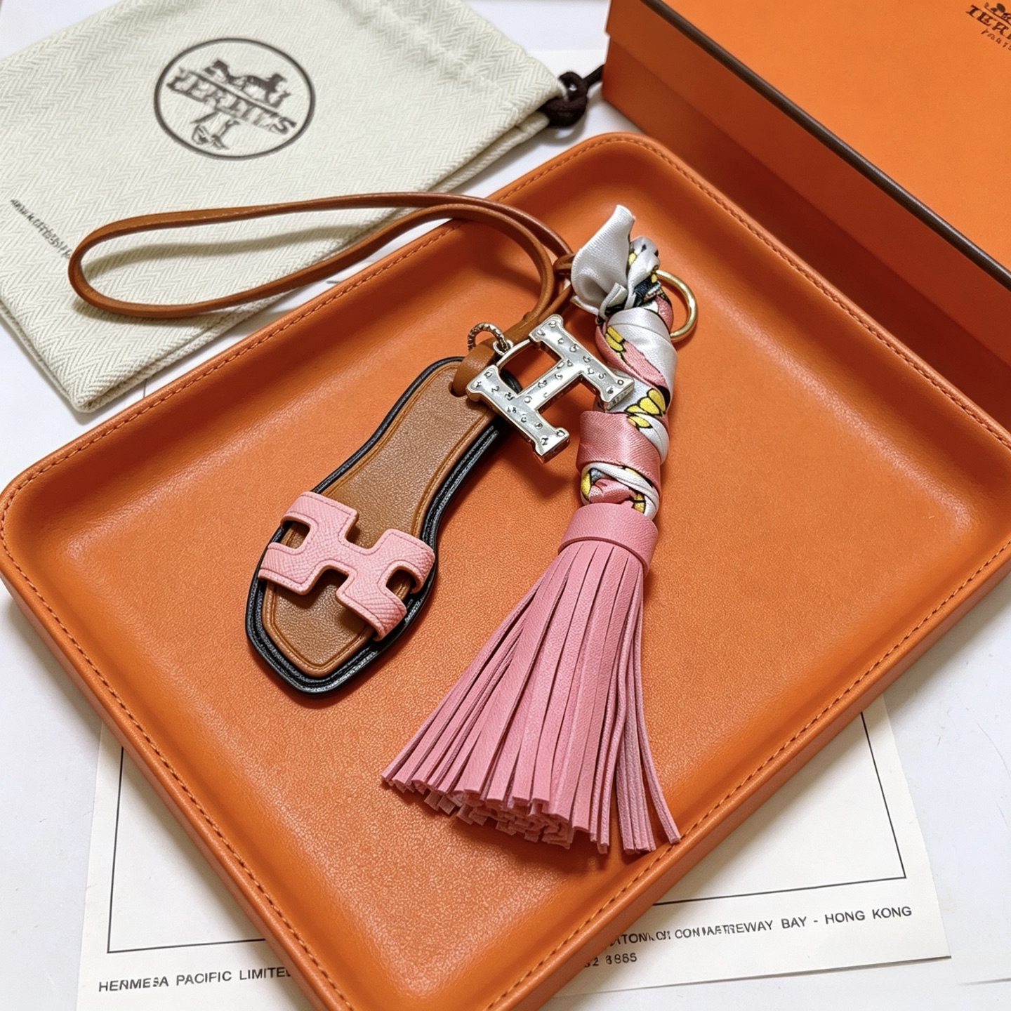 Hermes Oran Sandalo Nappa Chiave Ciondolo ciondolo Metallo tonalità oro Hardware H tonalità argento pelle marrone chiaro pelle rosa seta stampata multicolore bordo nero finiture 12 cm lunghezza totale
