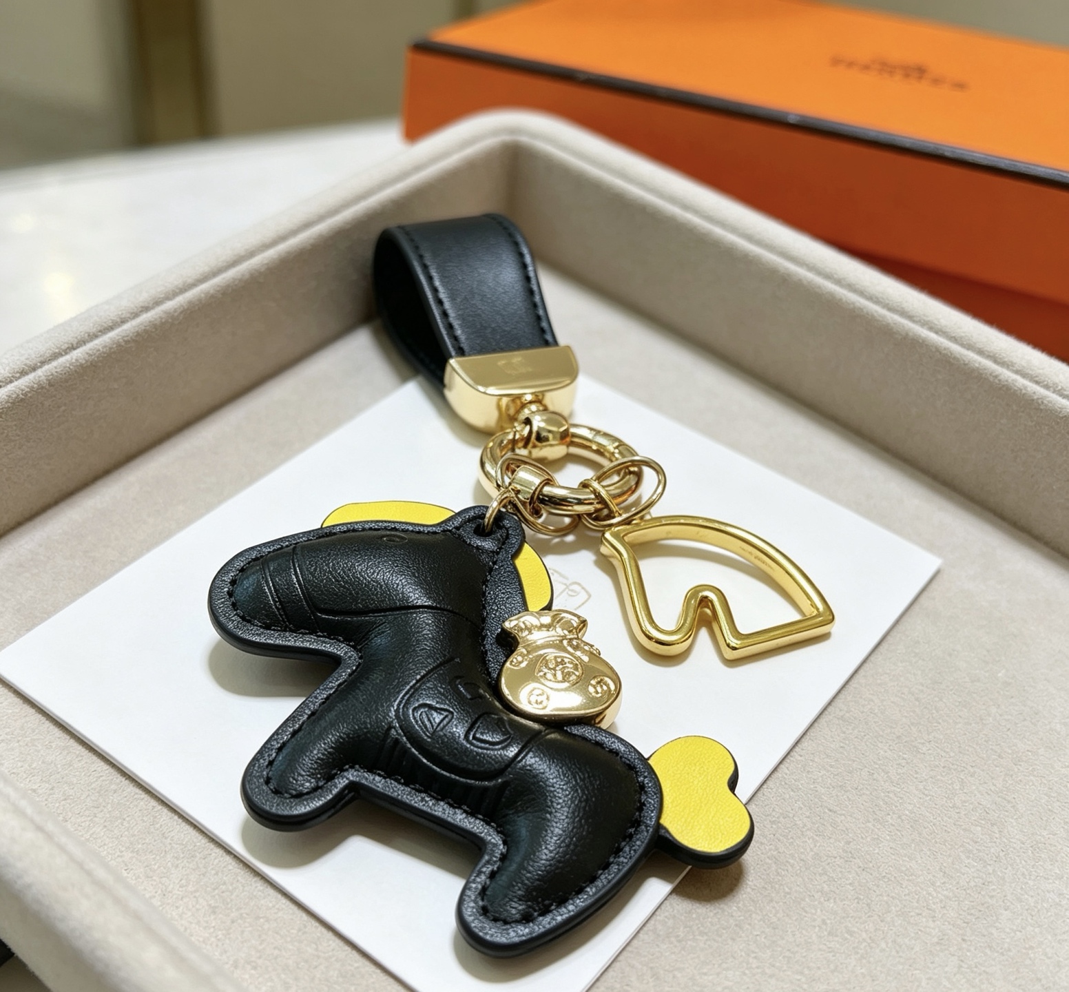 Hermes Rodeo Horse Money Bag Charm Portachiavi Ciondolo Pelle nera con accenti gialli Hardware in metallo color oro Lunghezza totale 12 cm